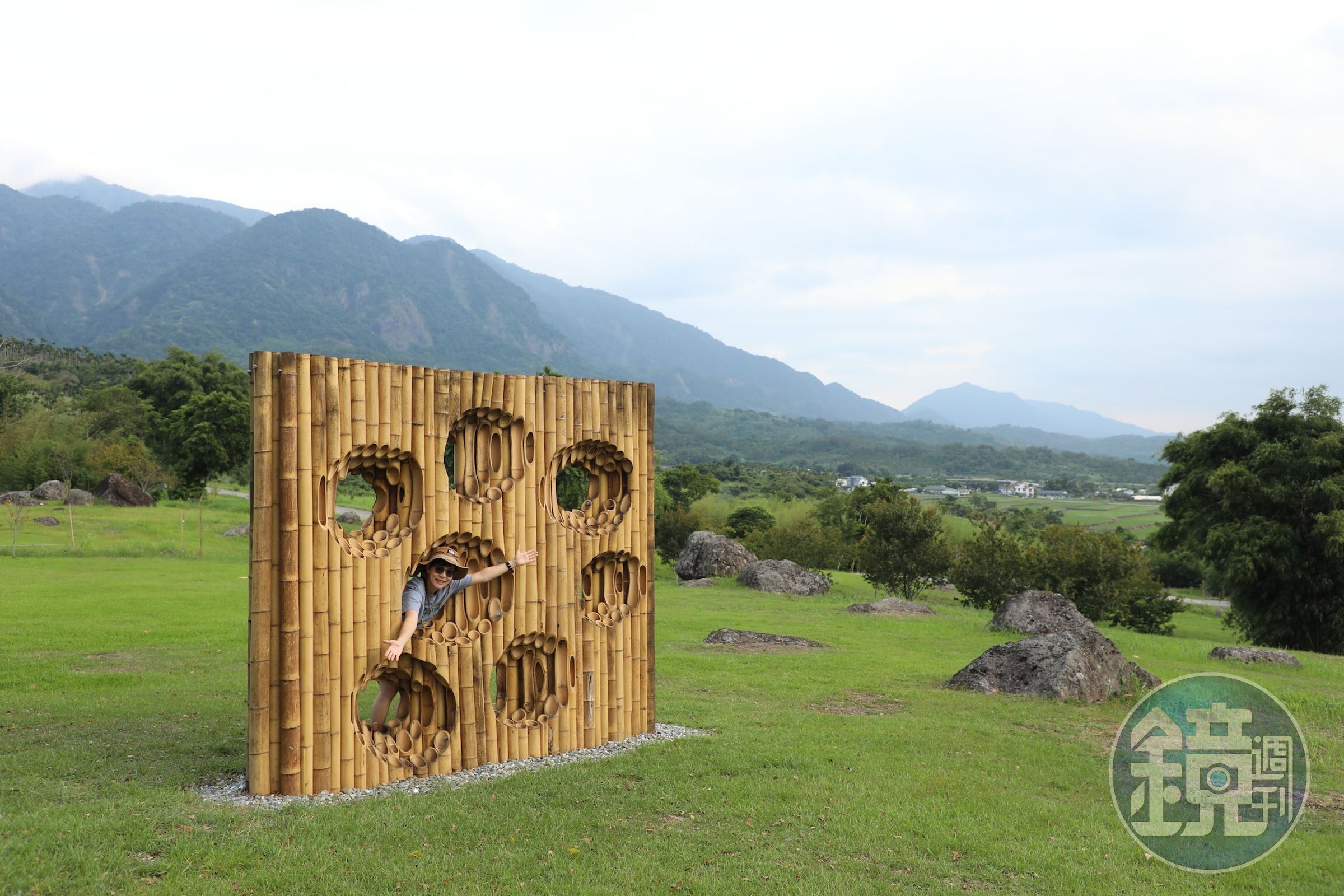 《地層的記憶》以切削、孔洞與層次呈現時間沉積的紋理，像把土地緩緩剖開，讓藏在表面之下的記憶浮現。