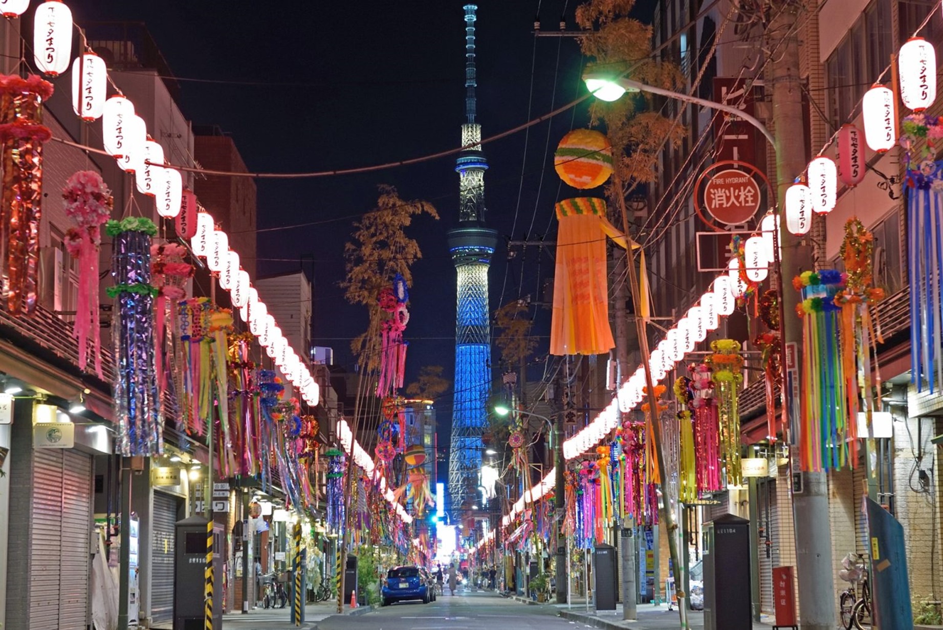 「東京下町七夕祭」藉由七夕街道兩側的短冊許願，祈求來年的感情順利發展。（樂天旅遊提供）