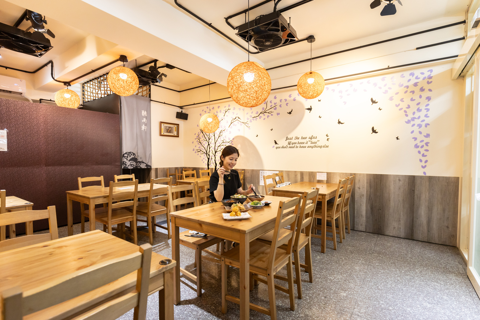 店面位置不多，用餐時間經常客滿，需要耐心等位。