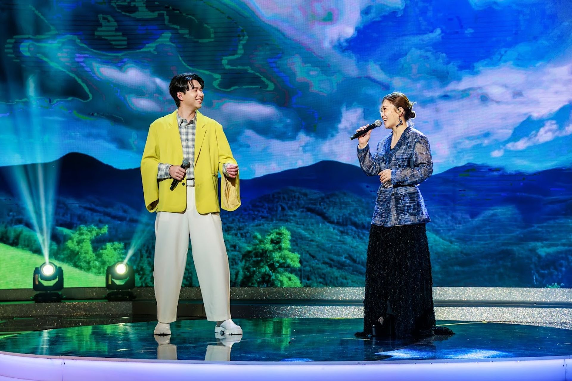 黃妃錄影與李子森合影。（中天提供）