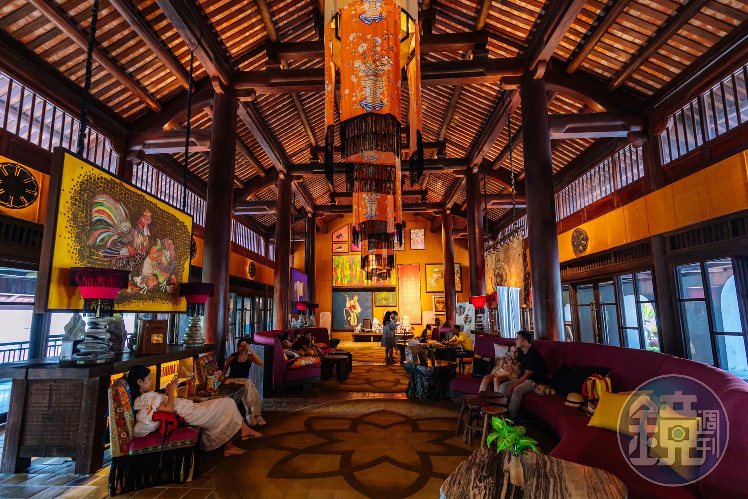 一入酒店大廳會被其設計感所震撼，熱愛使用飽和色系的建築師Bensley Bill ，將自己的風格與古代建築完美融合。