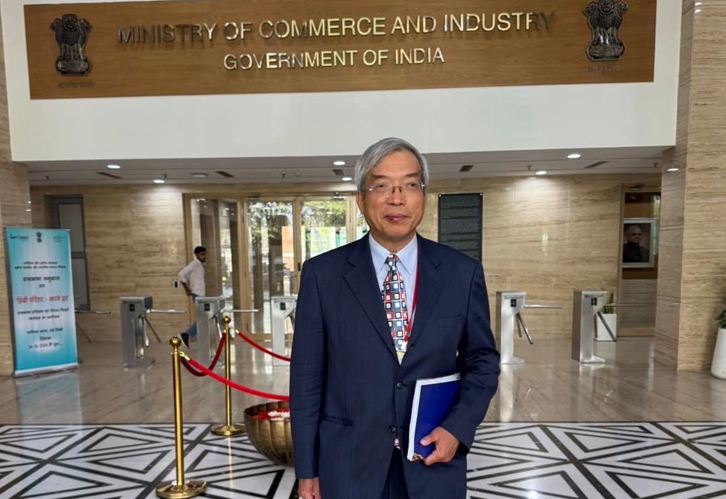 謝金河近日到訪印度考察,他今po文分析,強調投資印度,「現在可能是30年來的好時機!」(翻攝自謝金河臉書)