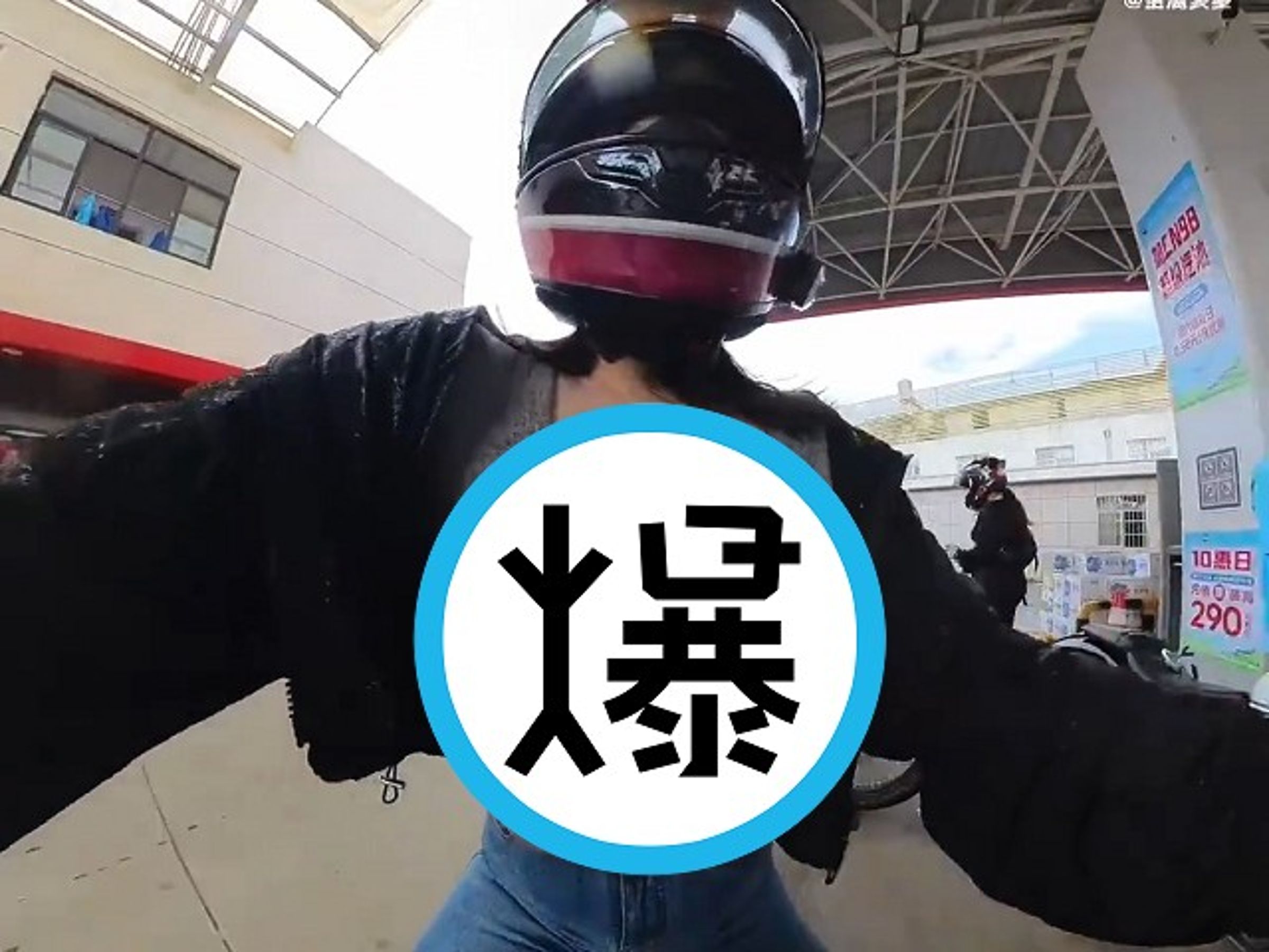 妹子專業騎重機，「車頭燈」超巨大！網友全歪樓。（翻自微博）