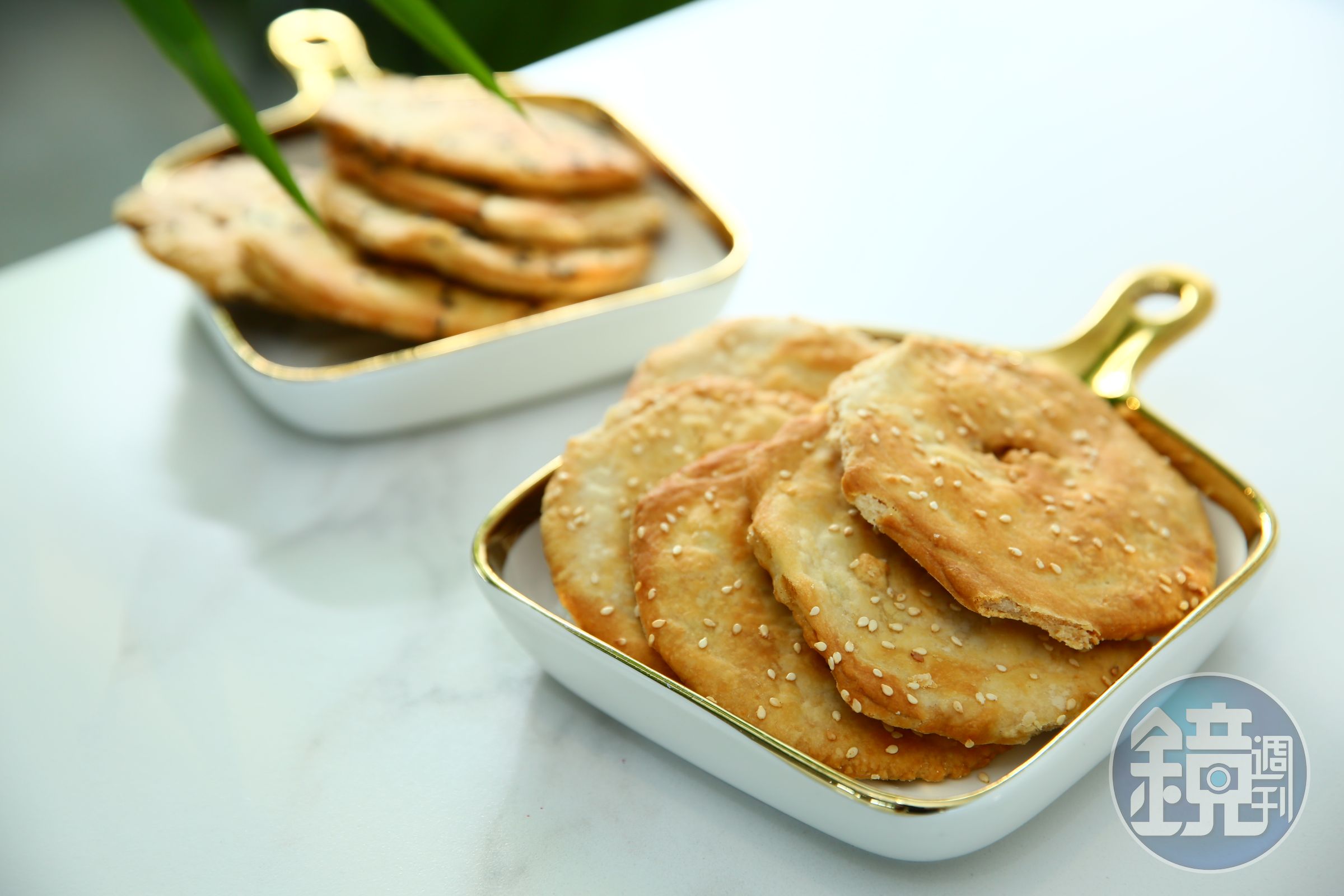 三合餅鋪的燒餅口感酥鬆,蔥香濃厚,已在宜蘭熱賣61年。(蔥燒餅小燒包,55元/5入)