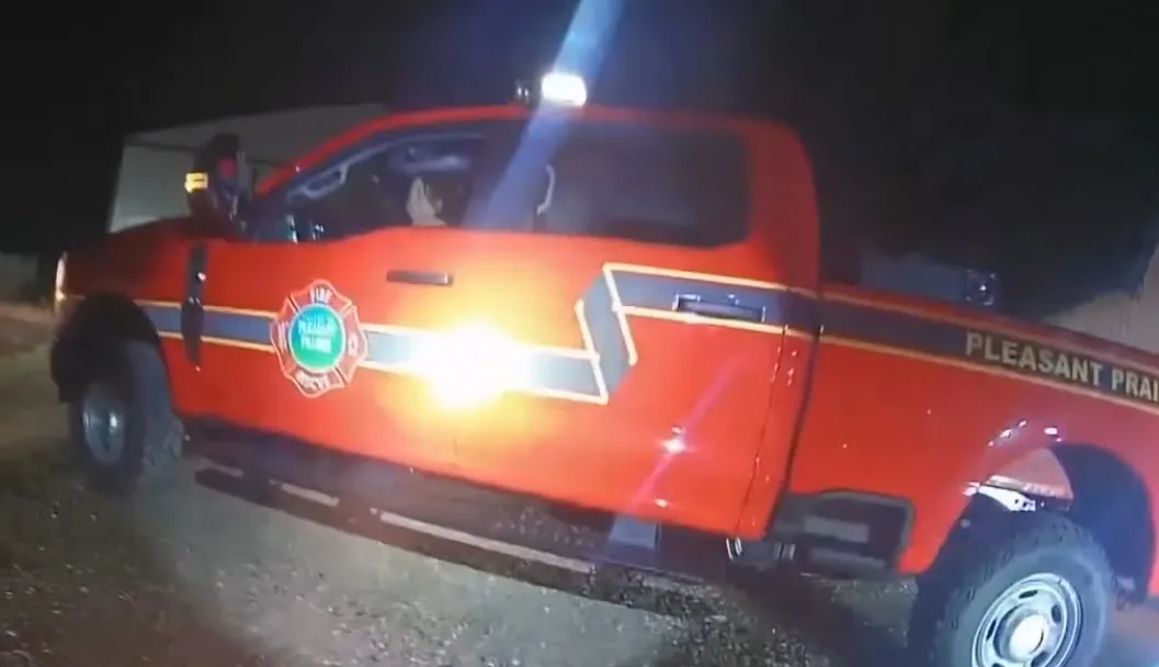 裸女偷開消防車狂飆！還用無線電喊「有吃的嗎」　警開門傻眼...荒唐前科全起底