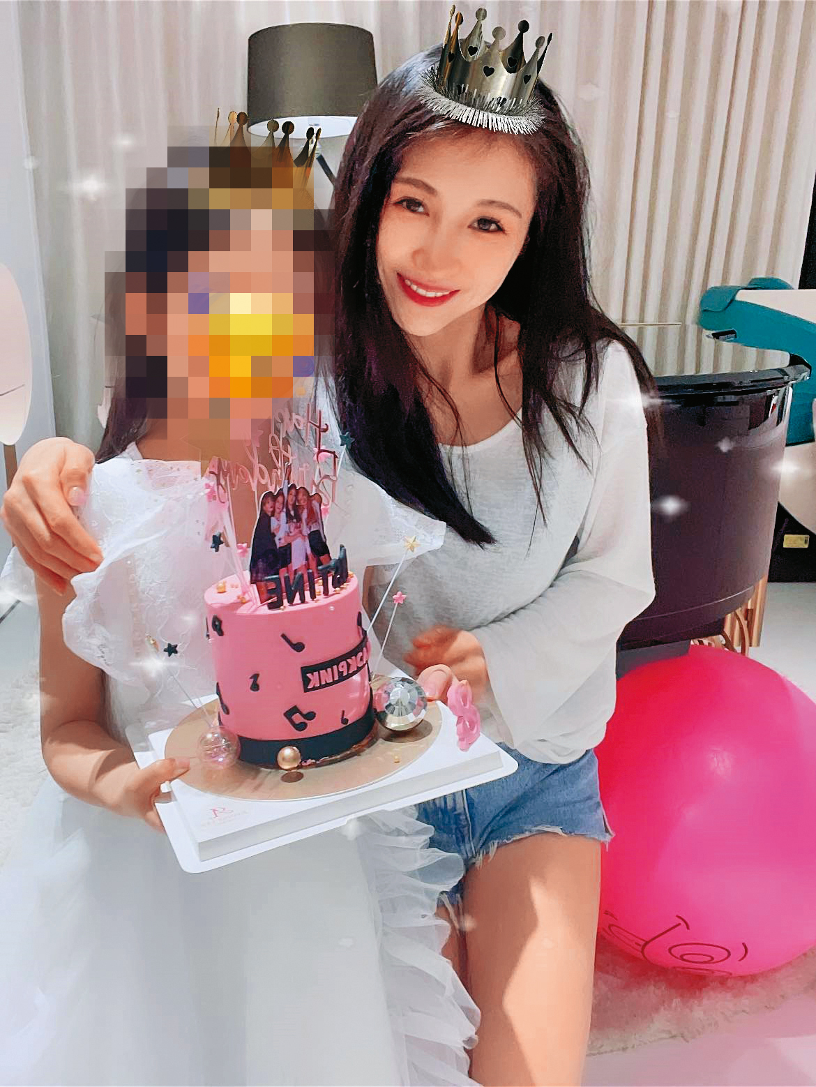 沈玉琳（左）老來得女，女兒生日時，他特地抽空與老婆芽芽（右）一起幫慶生。（翻攝自沈玉琳的御琳軍粉絲團）