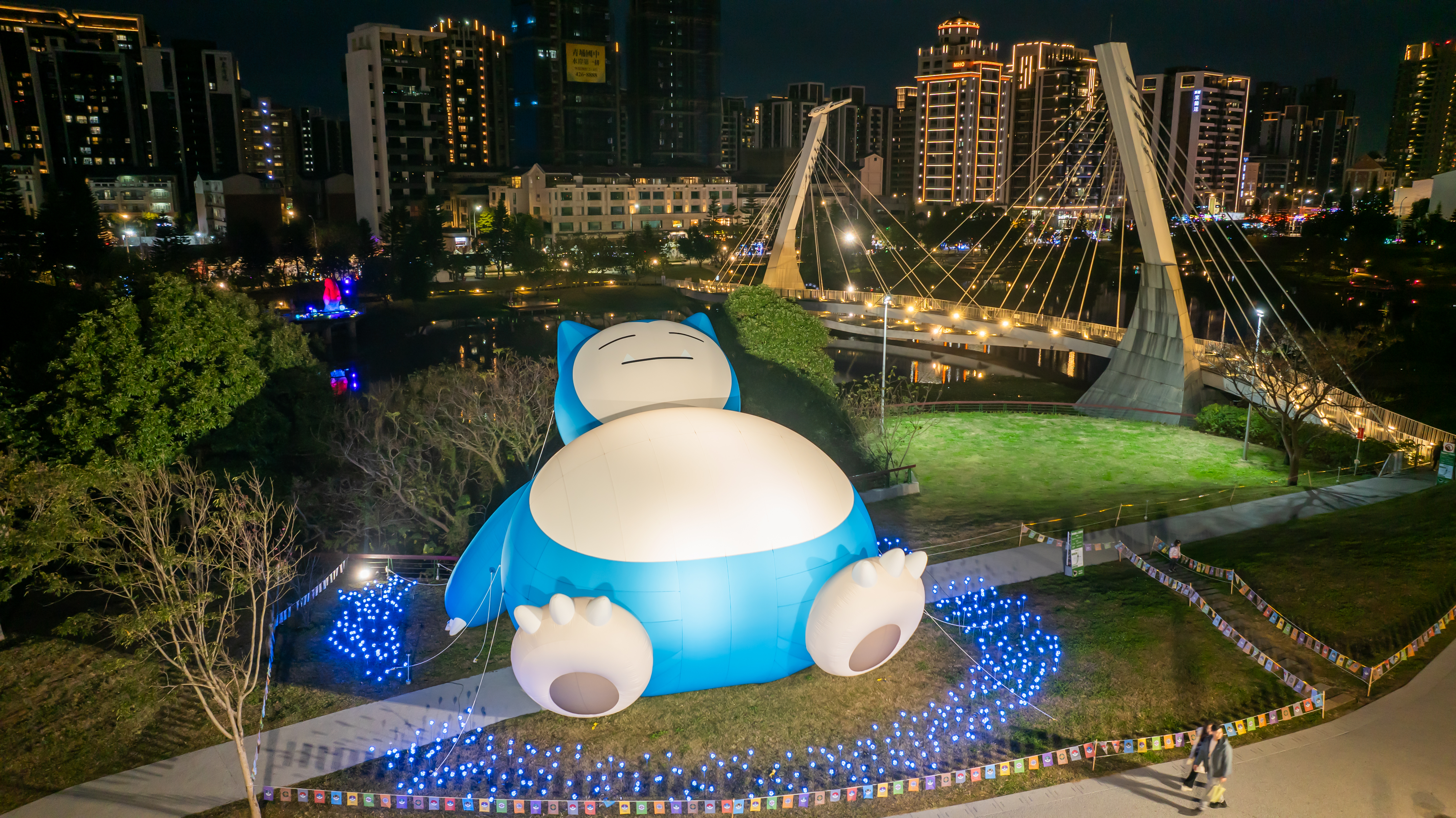 「光臨千塘國」燈區中展出的巨型卡比獸達12公尺，悠然自得的模樣吸引民眾爭相拍照。