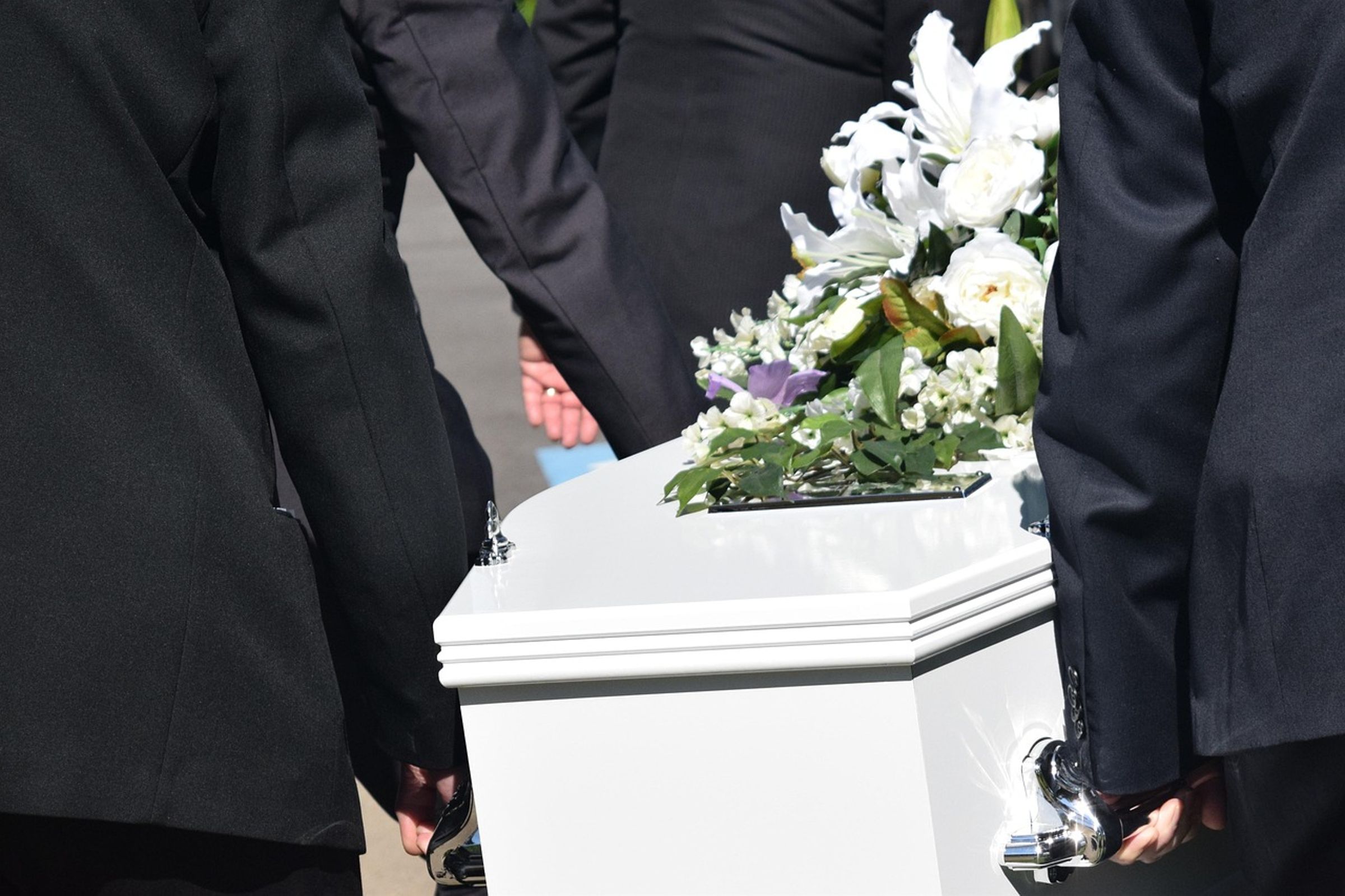 一名婦女被宣告死亡後，躺進棺材不久竟突然睜開眼；示意圖。（Pixabay／Image by Carolyn Booth）