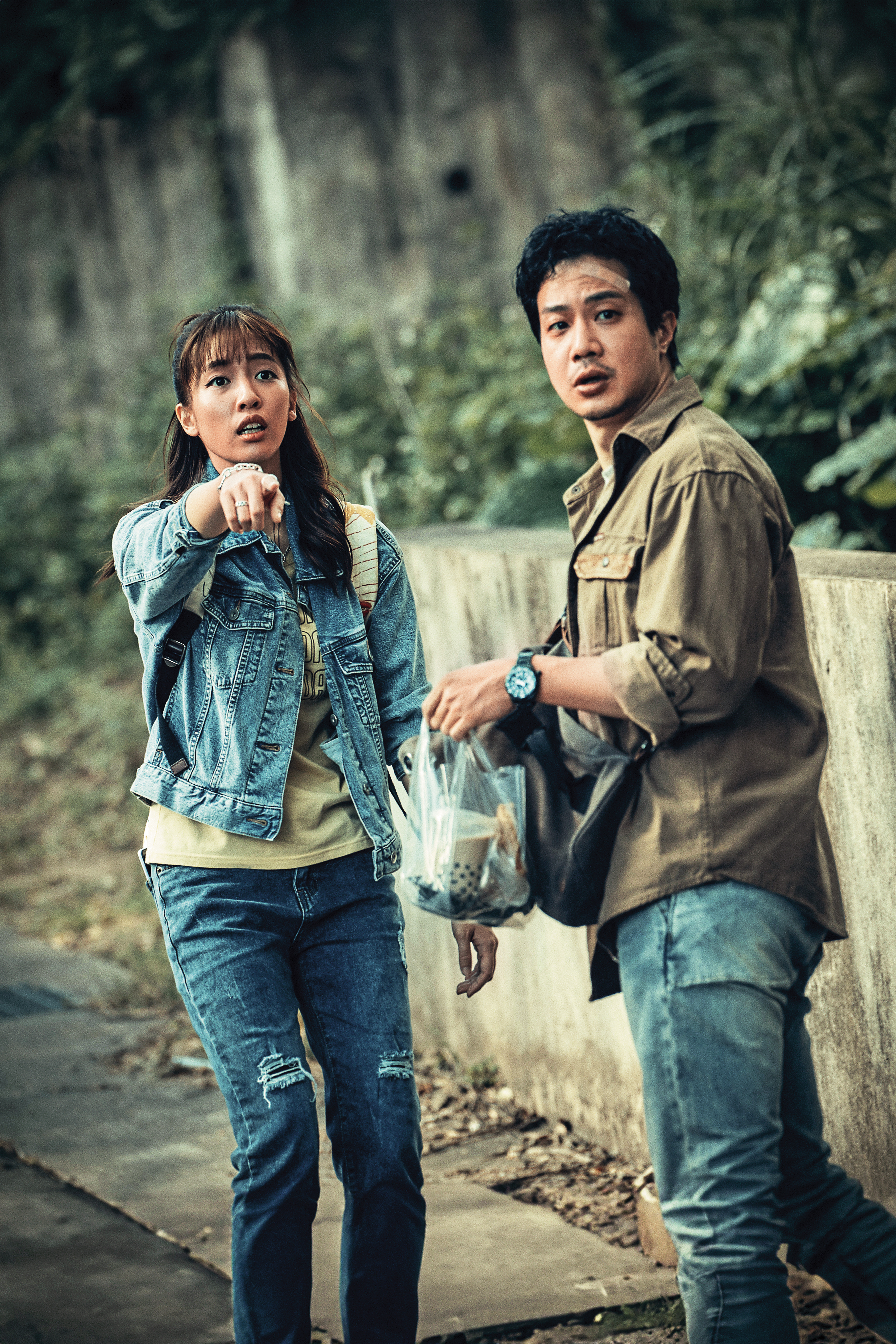 薛仕凌(右)在《死了一個娛樂女記者之後》中和王渝萱(左)有不少對手戲。(鏡文學提供)