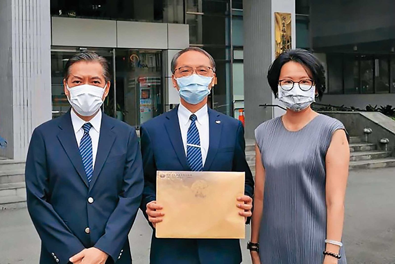 律師陳昱瑄（右）曾陪同慈濟基金會赴衛福部申請送件，協助台灣取得500萬劑BNT疫苗，檢調懷疑她從中牟利。（慈濟基金會提供）
