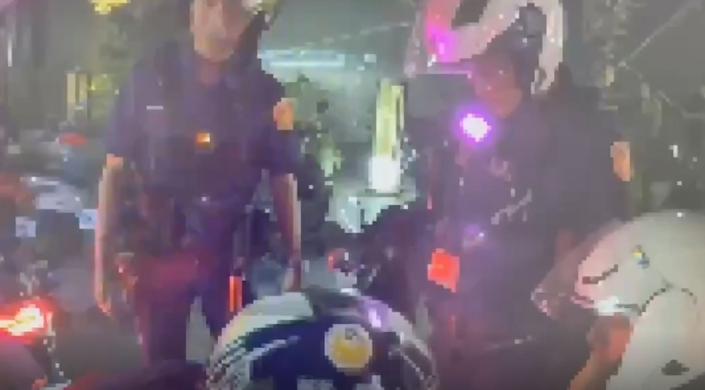 林森北酒醉男與友人爆衝突，怒衝馬路遭警保護管束。（警方提供）