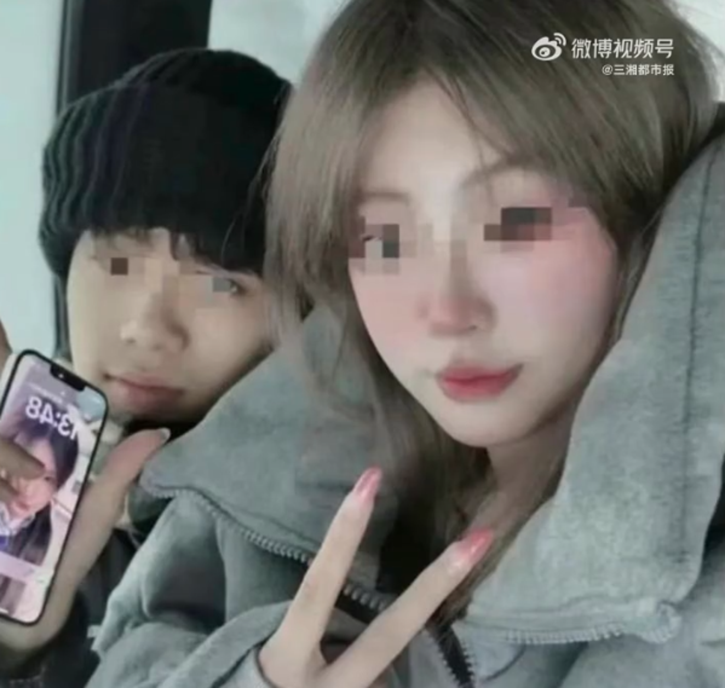 19歲的小黃(左),被17歲的女友小周(右)以10萬人民幣的價格,賣到緬甸園區當豬仔。(翻攝自微博)
