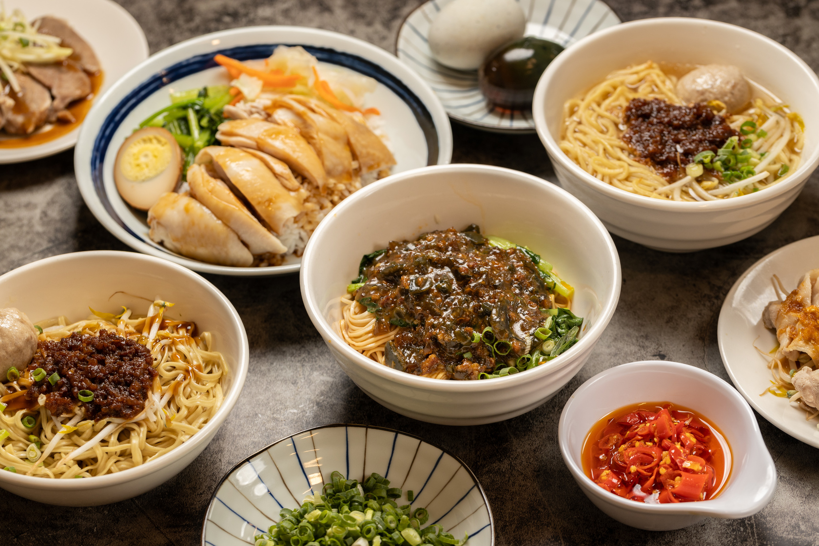 「紅燈榮」大多數品項都是當年擺麵攤時就有的滋味。