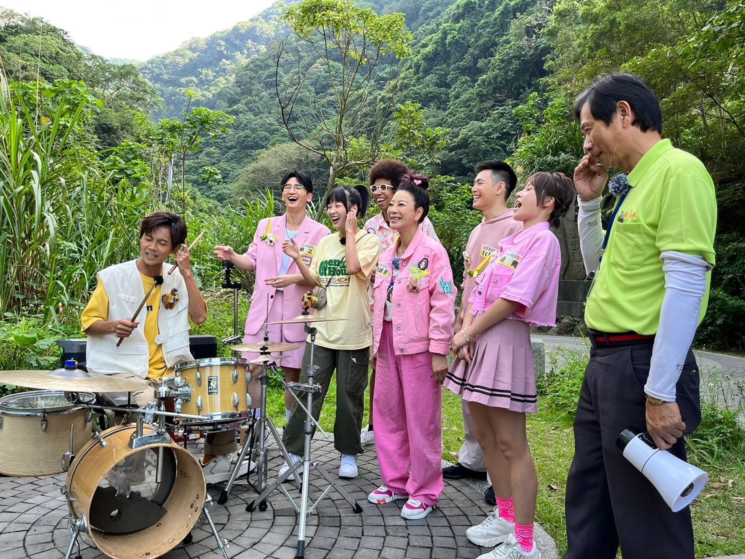 曾出過4張專輯的浩角翔起,在錄影時被楊繡惠虧唱片公司浪費錢。(民視提供)
