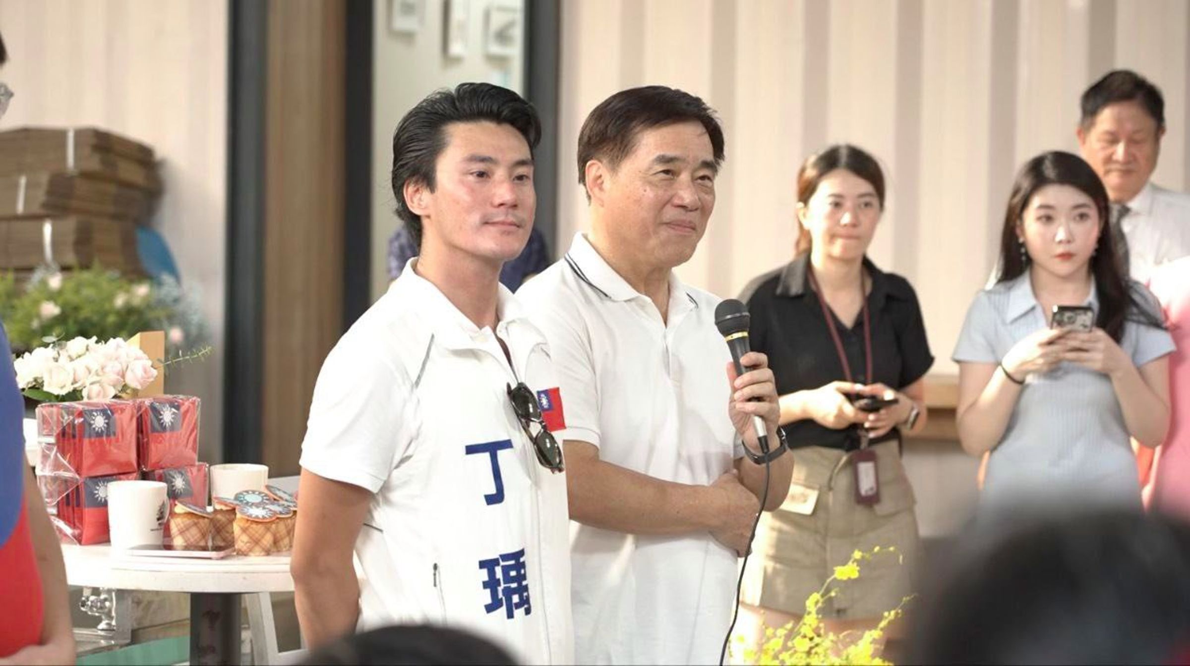 郝龍斌今到國民黨青年軍丁瑀的「烘焙者咖啡」,與黨內青年喝咖啡對談。(翻攝自郝龍斌臉書)