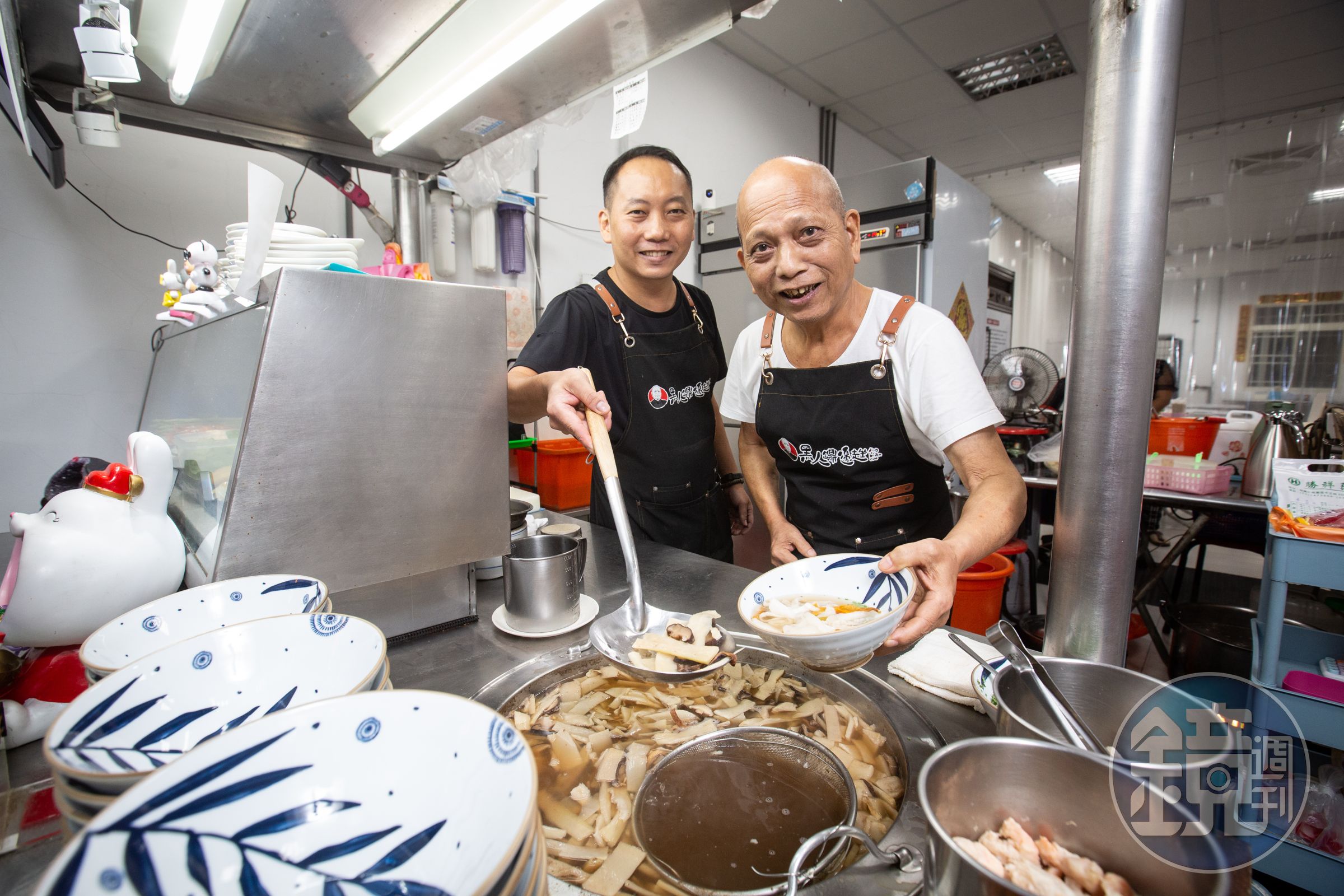 老總鋪師唐賢次（右）50多年前在桃園街邊開始賣鼎邊趖，小兒子唐茂檳（左）7年前見父親年邁，辭去穩定工作，從頭學起接下老店。