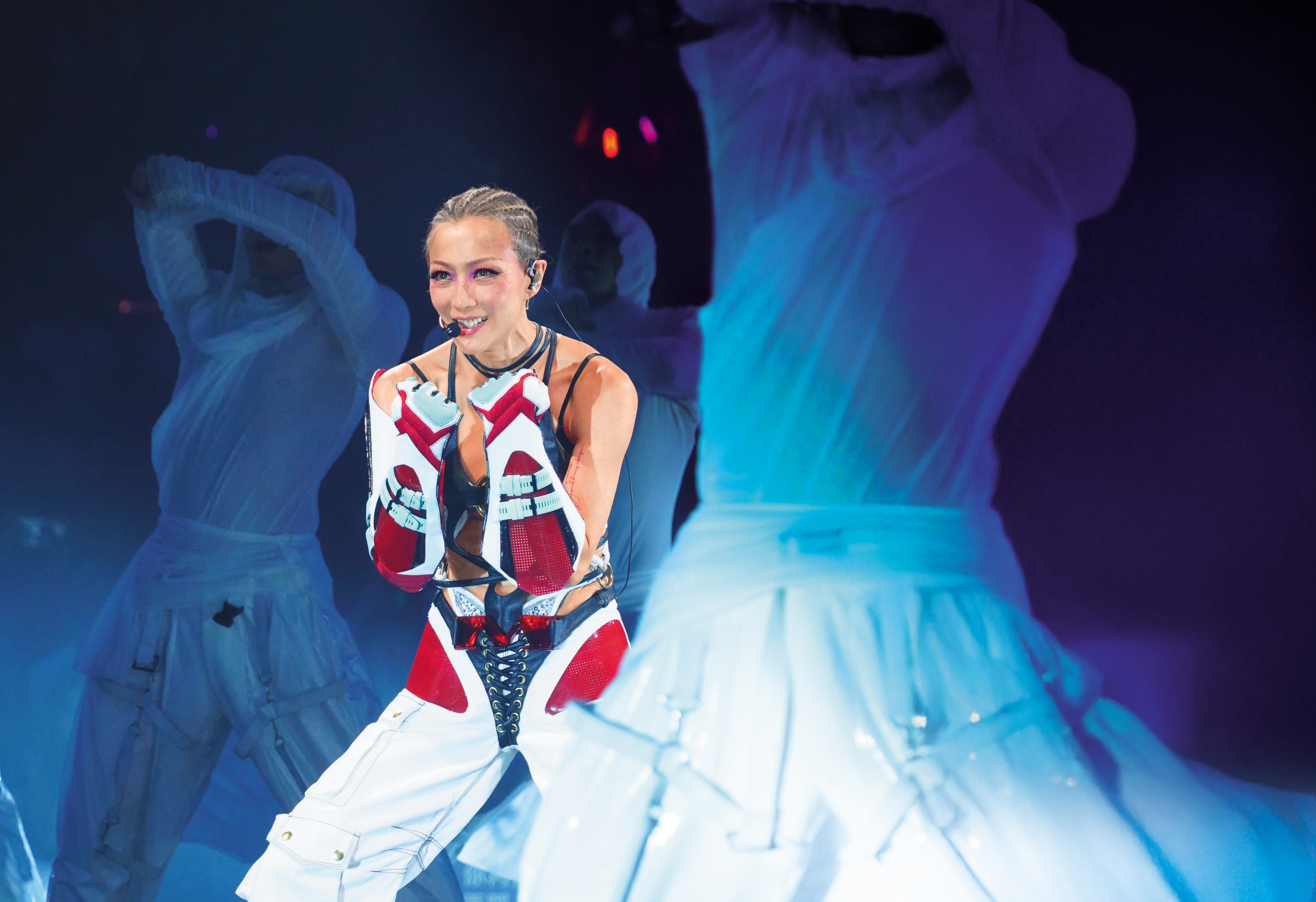 天后鄭秀文堪稱香港演唱會界東方不敗，以其華麗造型與盛大舞台及勁歌熱舞，每開唱門票必秒殺。（東方IC）