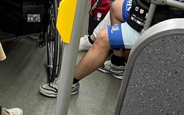 一名高中生默默伸出一腳卡在輪椅後方，防止滑動守護長輩安全，暖舉被大票人讚賞。（翻攝自臉書粉專「潔媽」）