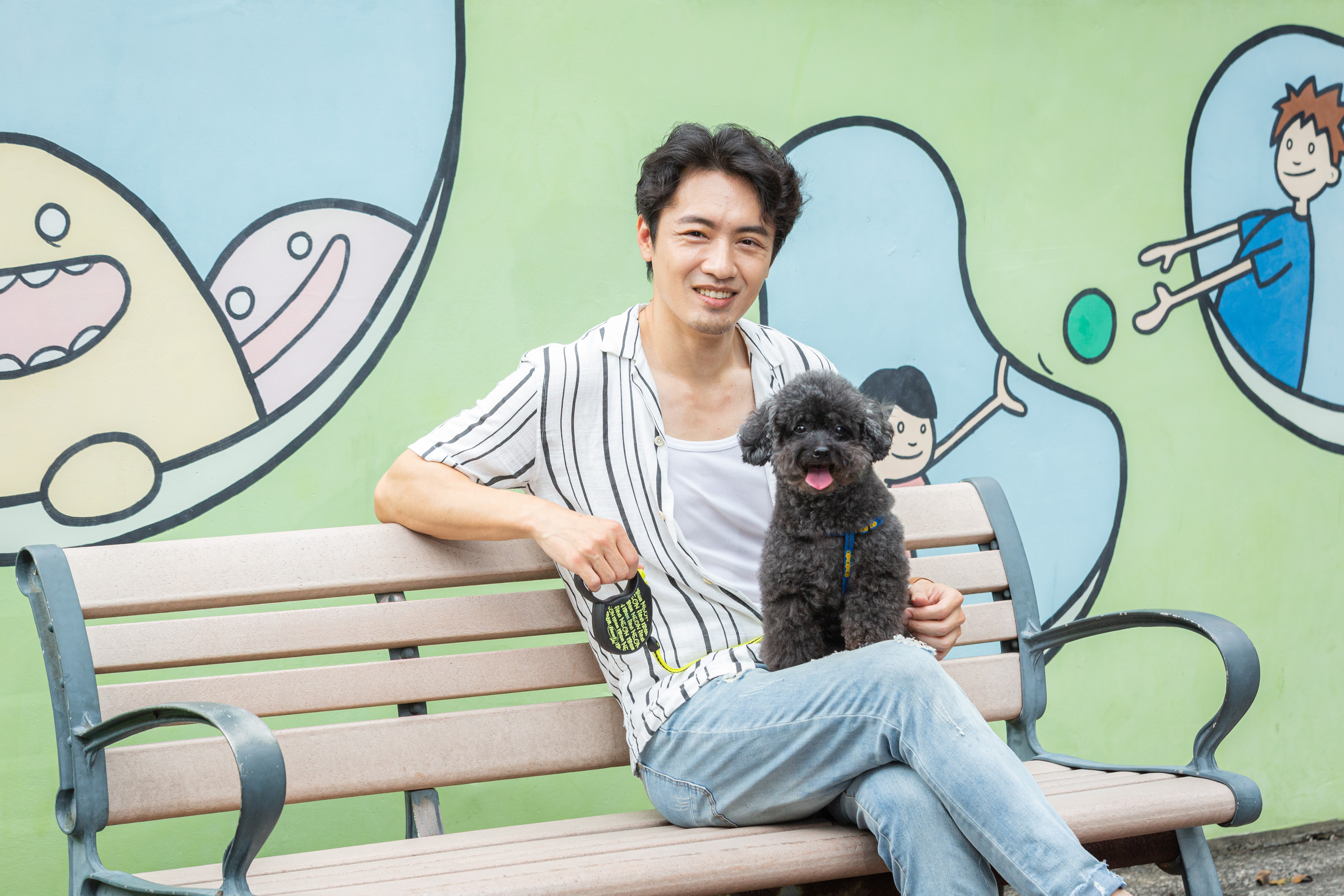 吳政勳從不會把莫莫獨留在家,一定把牠安排好再出門工作。