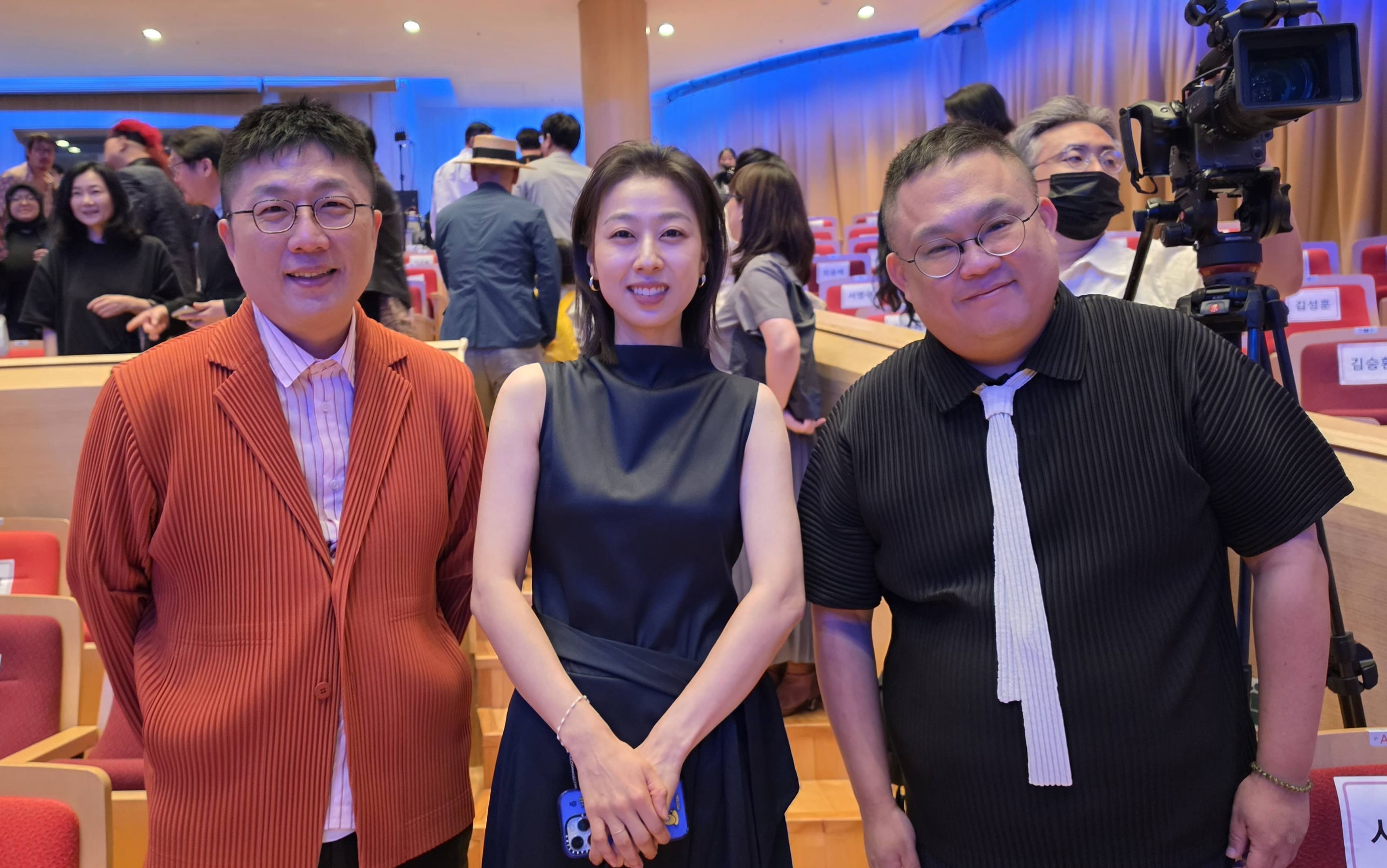 《陽光女子合唱團》編劇呂安弦(左)與導演林孝謙(右)在富川影展巧遇《鐵拳教育》朴智妍(中) (好時光娛樂 提供)