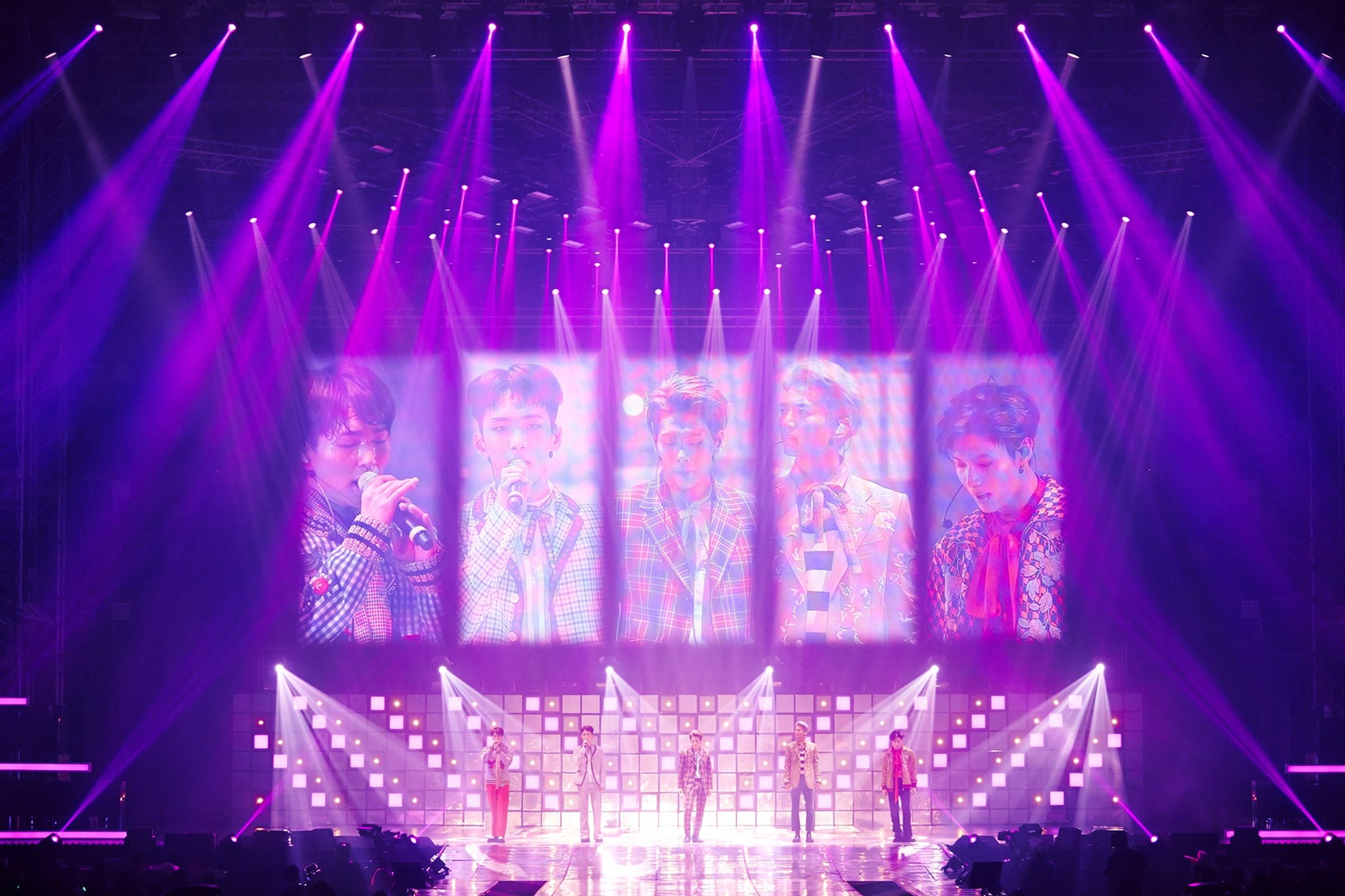 SHINee出道15週年推出演唱會電影,裡面仍能看到5人完整體的表演與互動。(車庫娛樂提供)
