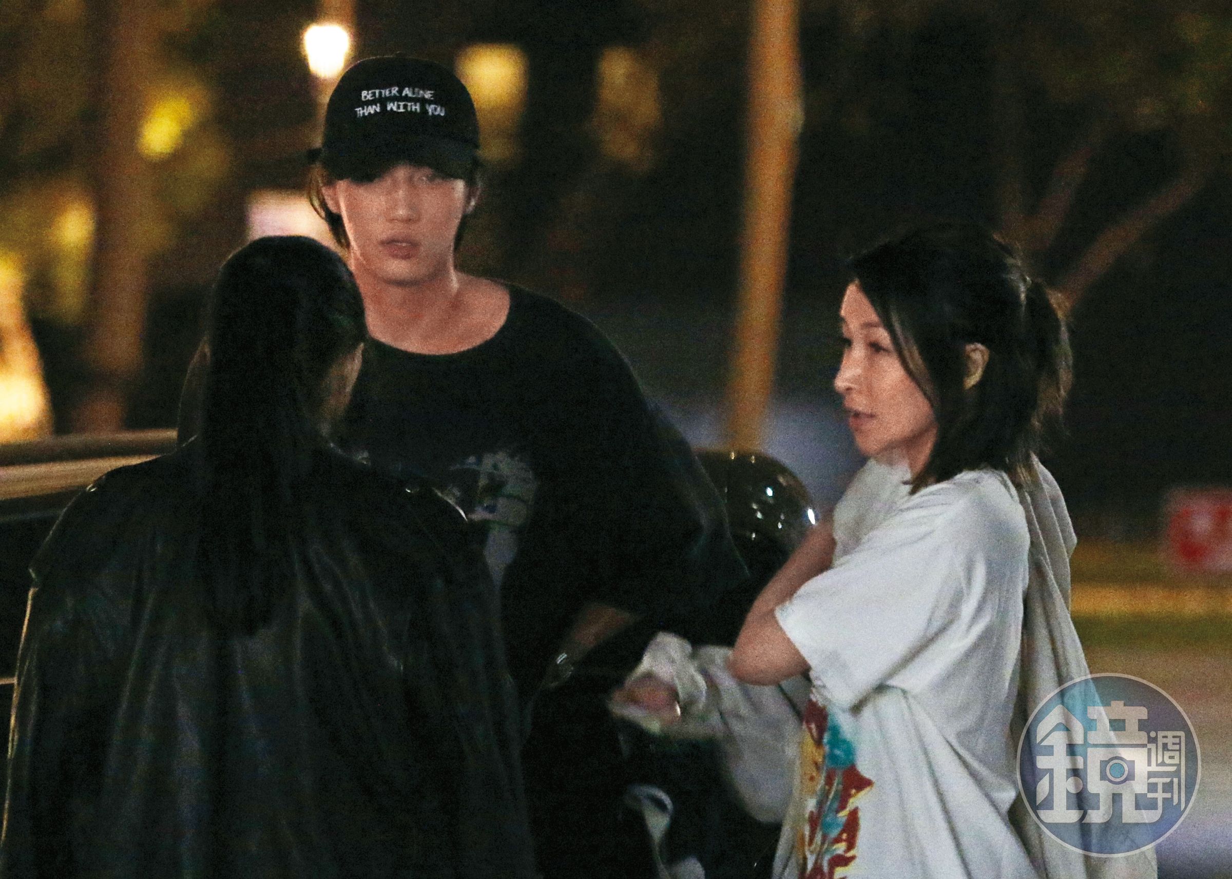 2020年，本刊拍到蕭亞軒（右）與黃皓（左）約會，身邊還有其他友人。