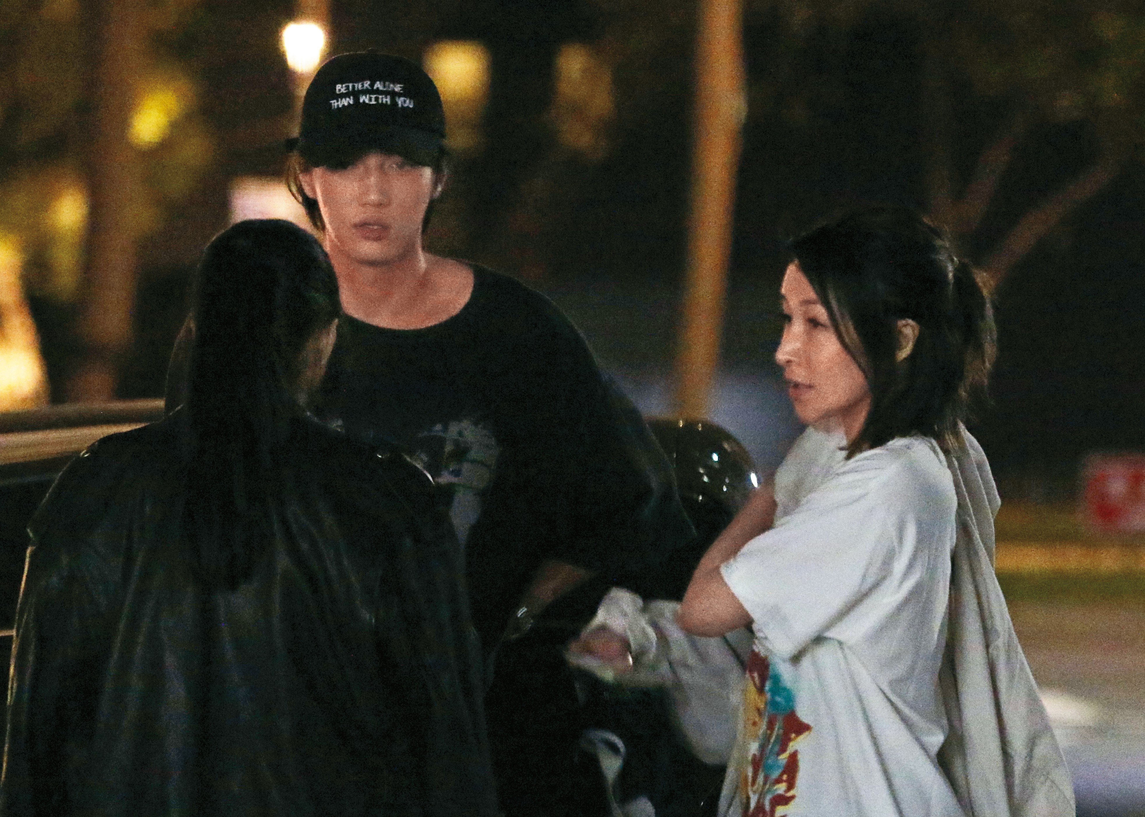 2020年，本刊拍到蕭亞軒（右）與黃皓（左）約會，身邊還有其他友人。