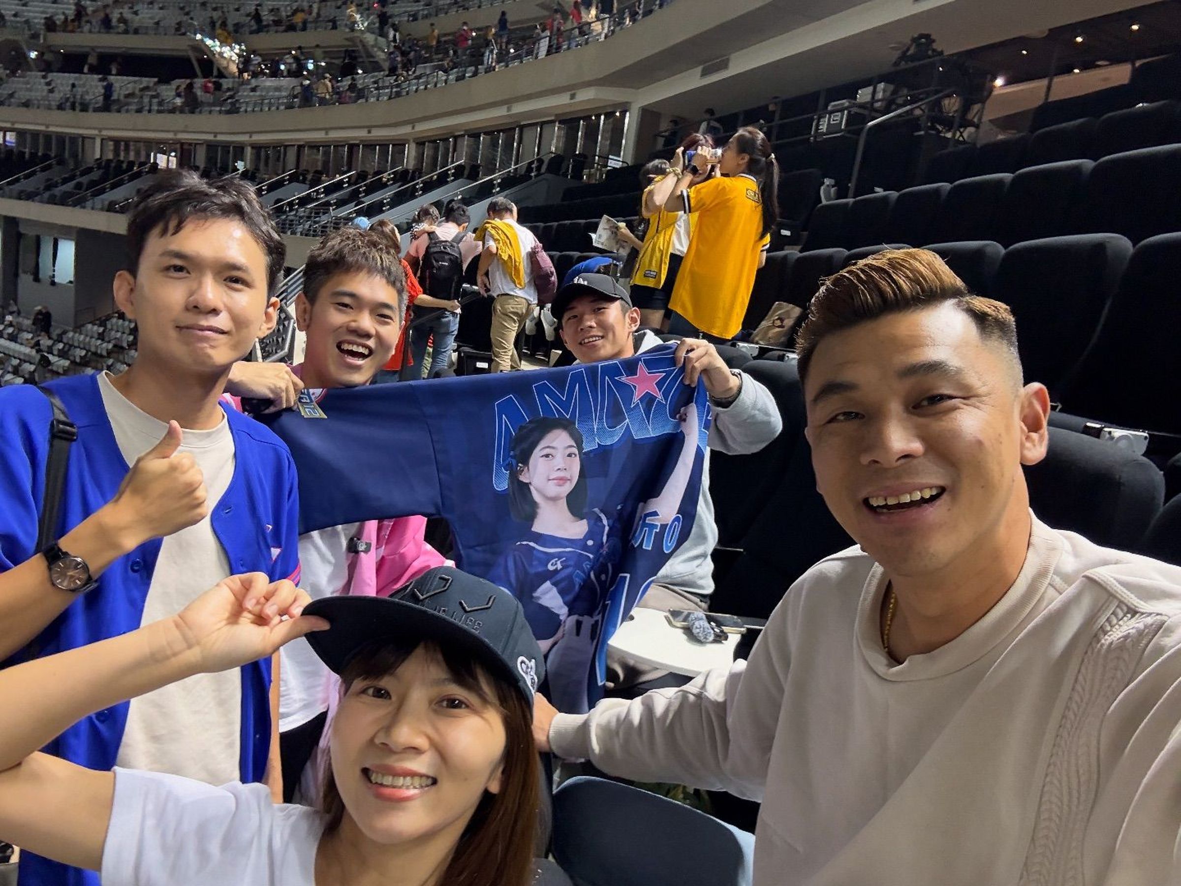 台灣隊成功取得前進東京門票,前職棒選手方昶詠(右1)將兌現承諾,發送1,000片雞排。(翻攝自臉書豹子腿 方昶詠)