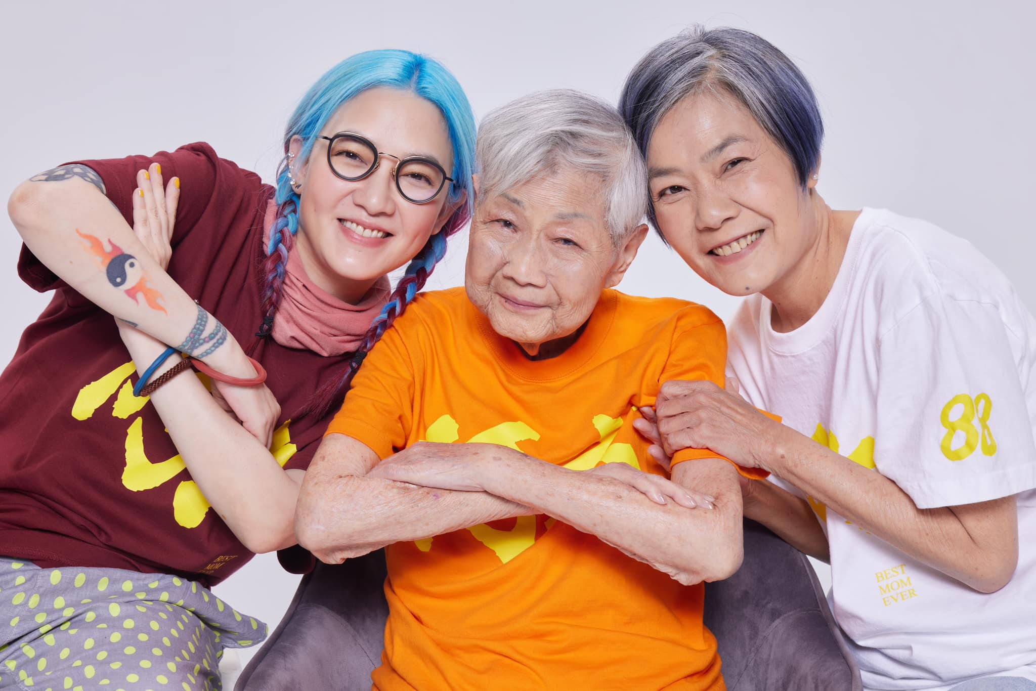 范曉萱今年母親節特別安排和媽媽外婆三代同堂紀念。（翻攝臉書）