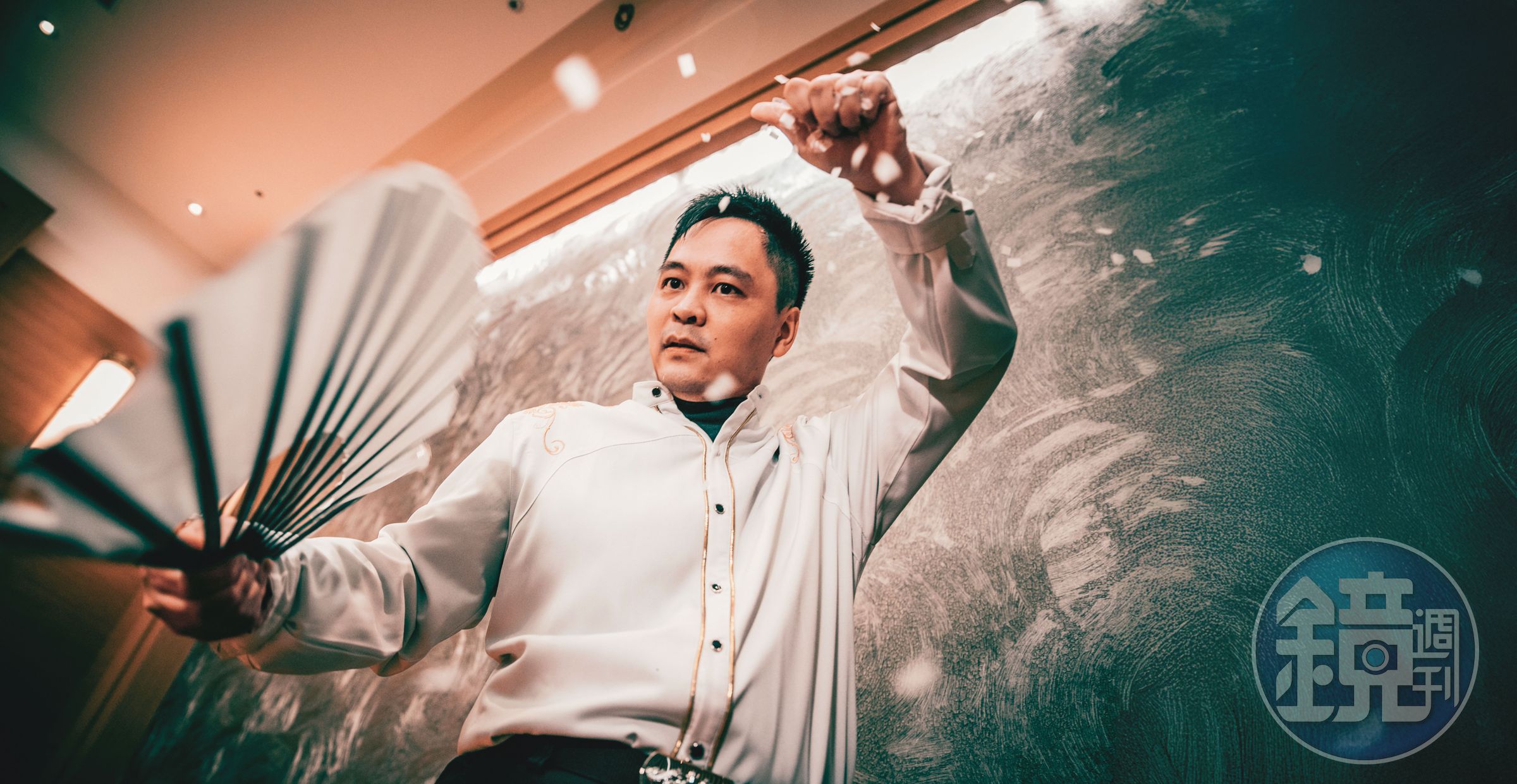 黃信凱有政治魔術師之稱，曾在國內外超過10位總統及宗教領袖前表演魔術，也是第一個在聯合國表演的華人魔術師。