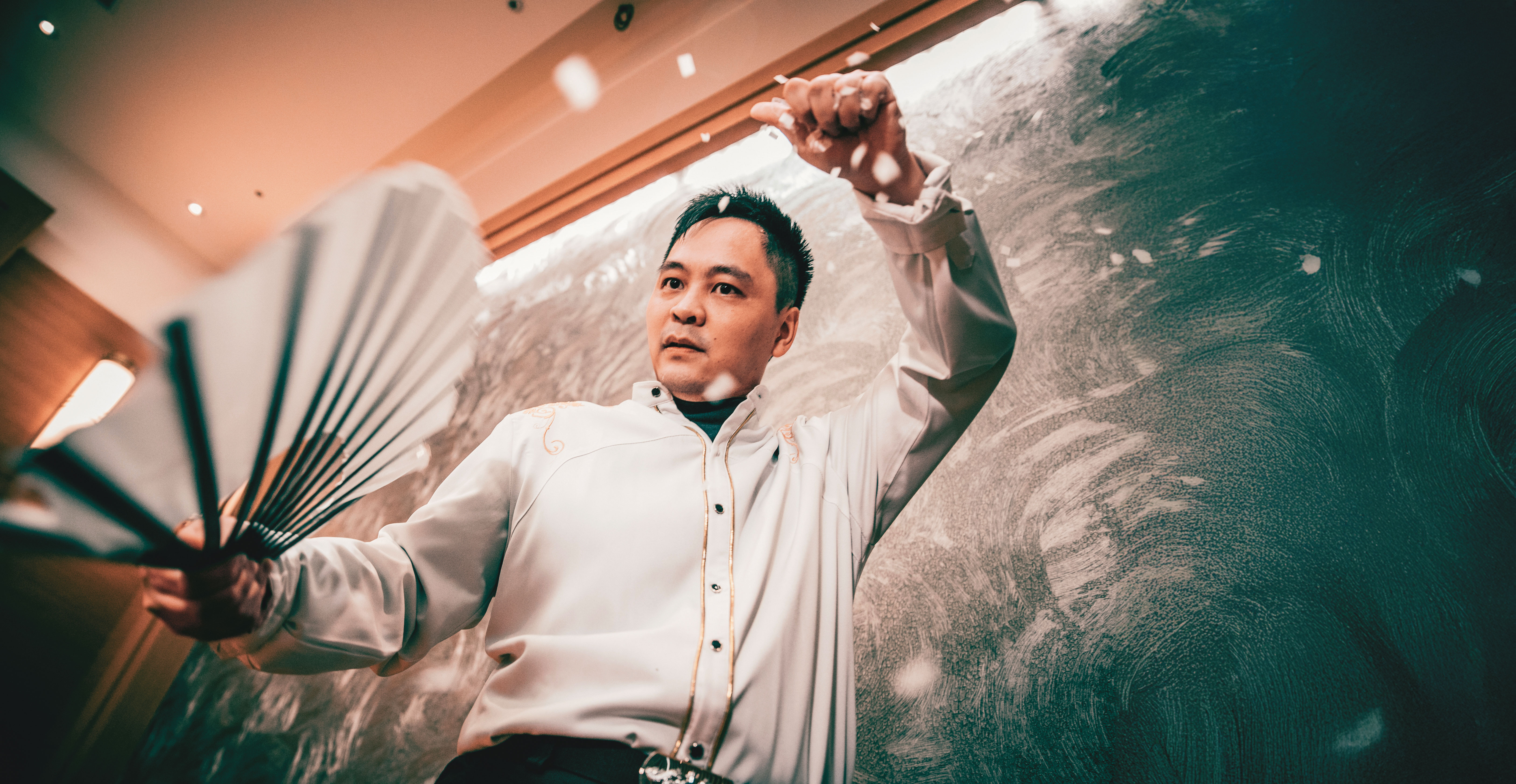 黃信凱有政治魔術師之稱，曾在國內外超過10位總統及宗教領袖前表演魔術，也是第一個在聯合國表演的華人魔術師。