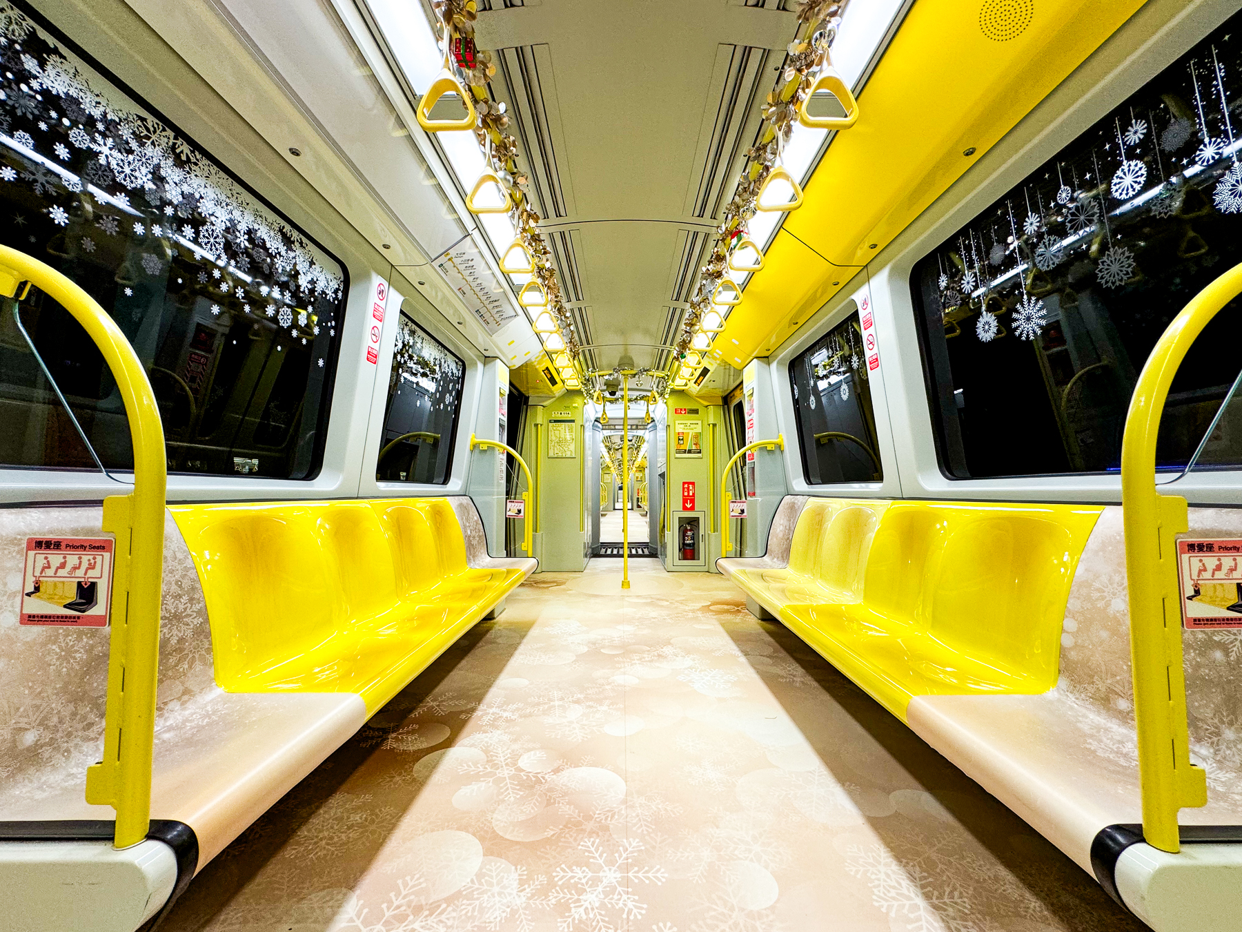 「雪粼列車」是新北環狀線首列在耶誕城期間所推出的限定主題列車。(新北捷運公司提供)