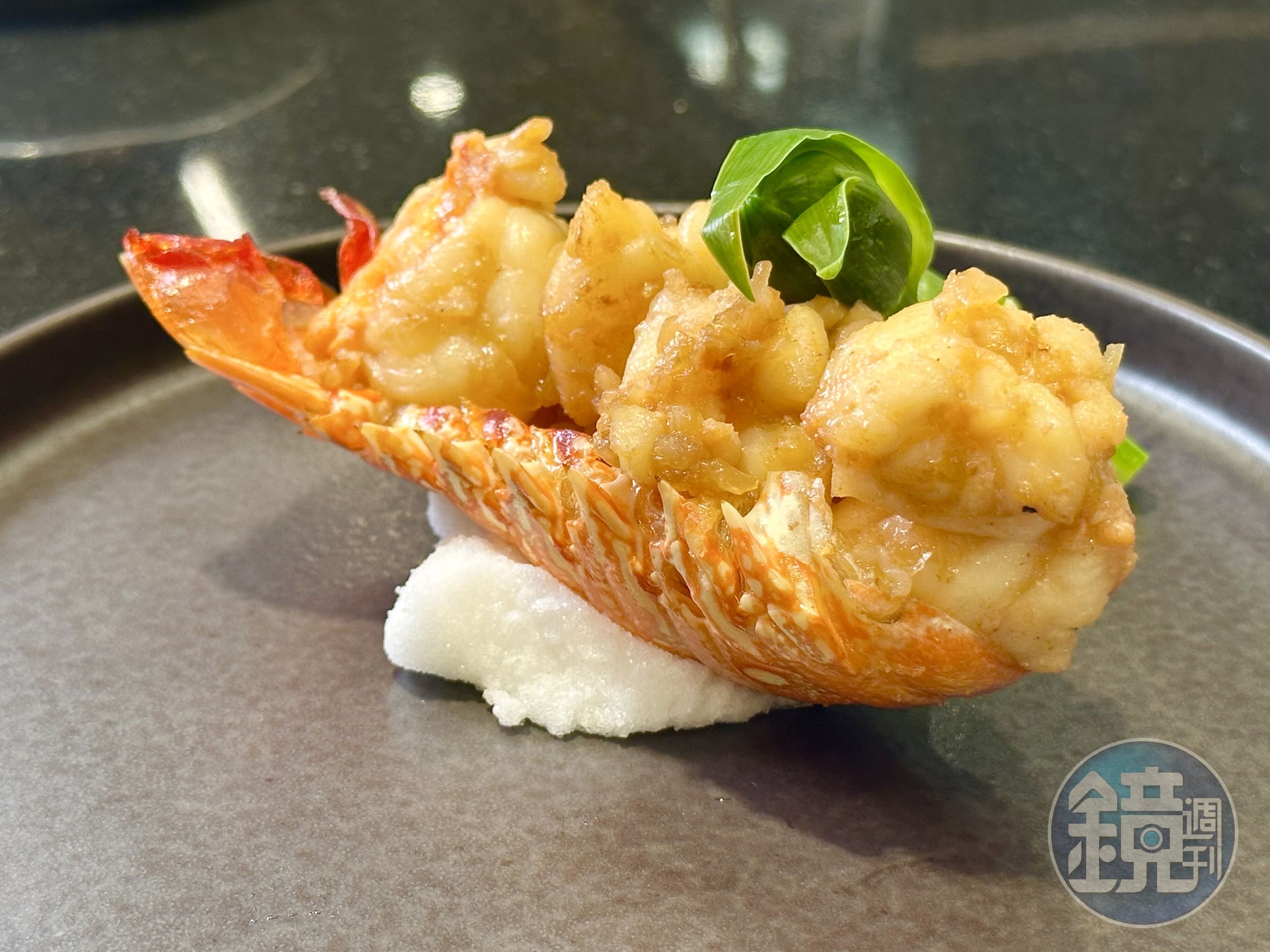 「龍蝦奶油燒」蝦肉彈脆,吸附法國艾許奶油的濃郁香氣。