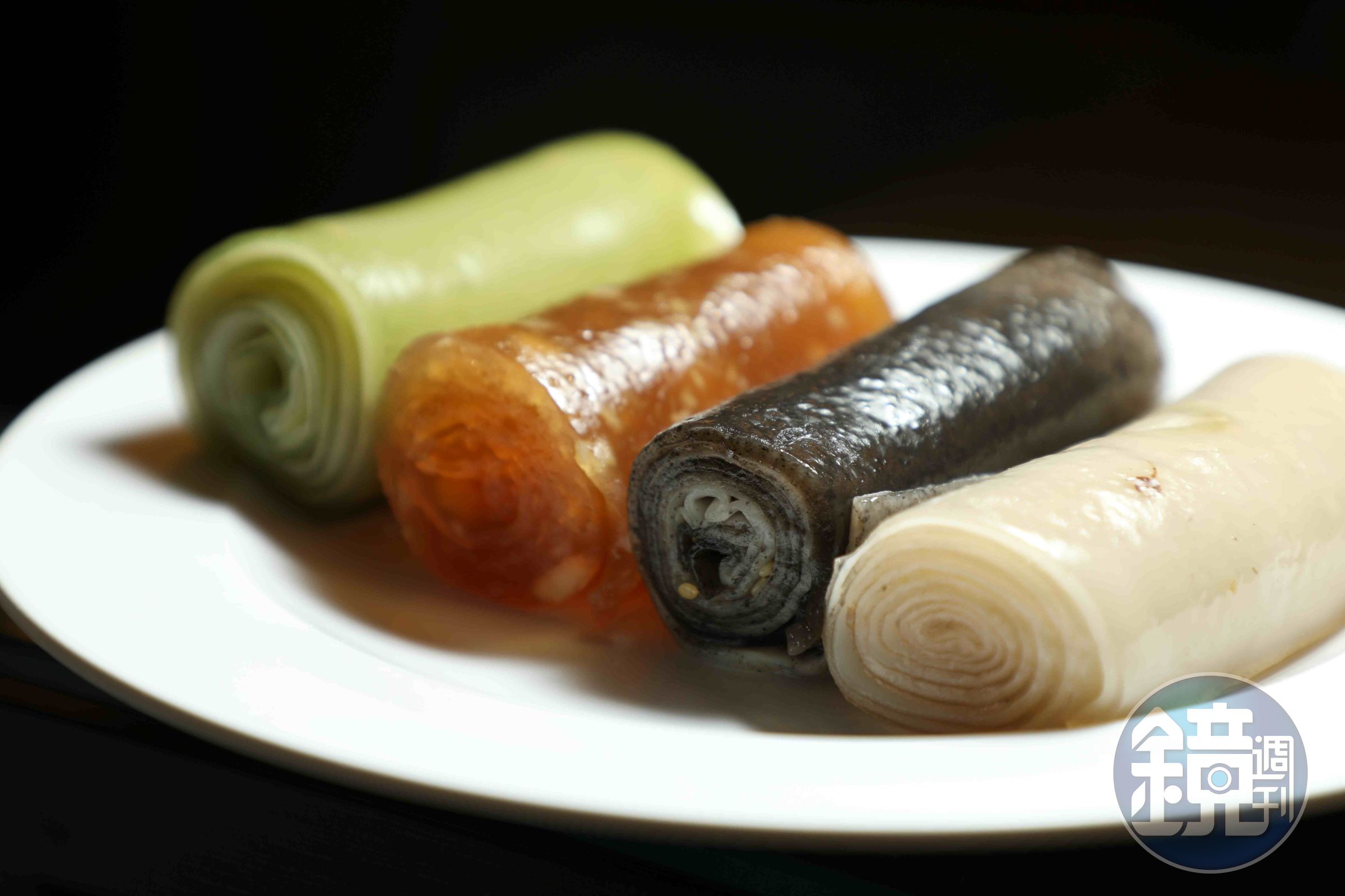 (右起)「椰汁卷」、「芝麻卷」、「馬蹄卷」、「斑蘭卷」是龍媽媽的四大天王。(港幣30元/4卷,約NT$121)