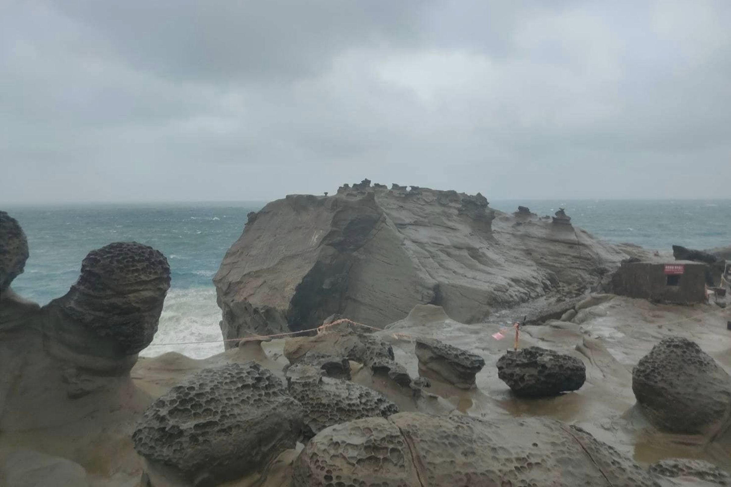 東北角海岸知名自然地景「象鼻岩」因海水長期沖蝕及自然風化,象鼻岩體在16日下午斷裂。(新北市瑞芳區公所提供)