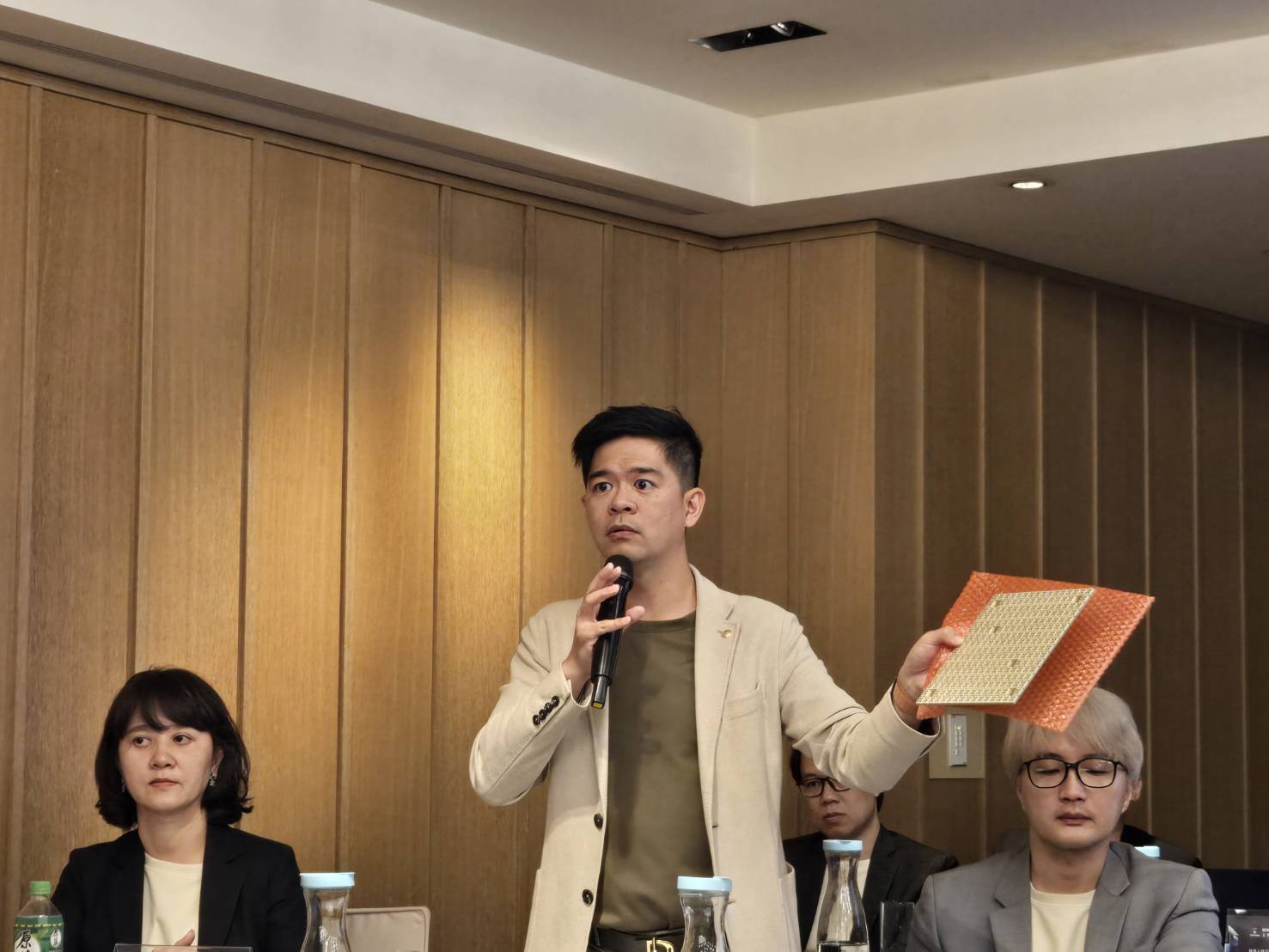 將於 9 月 1 日舉辦創新板上市前業績發表會。稜研科技創辦人暨總經理張書維指出,毫米波產品具有高技術門檻及長驗證週期,真正競爭力不只在專利數量,更在十餘年累積的產品開發、量產測試及供應鏈整合能力。