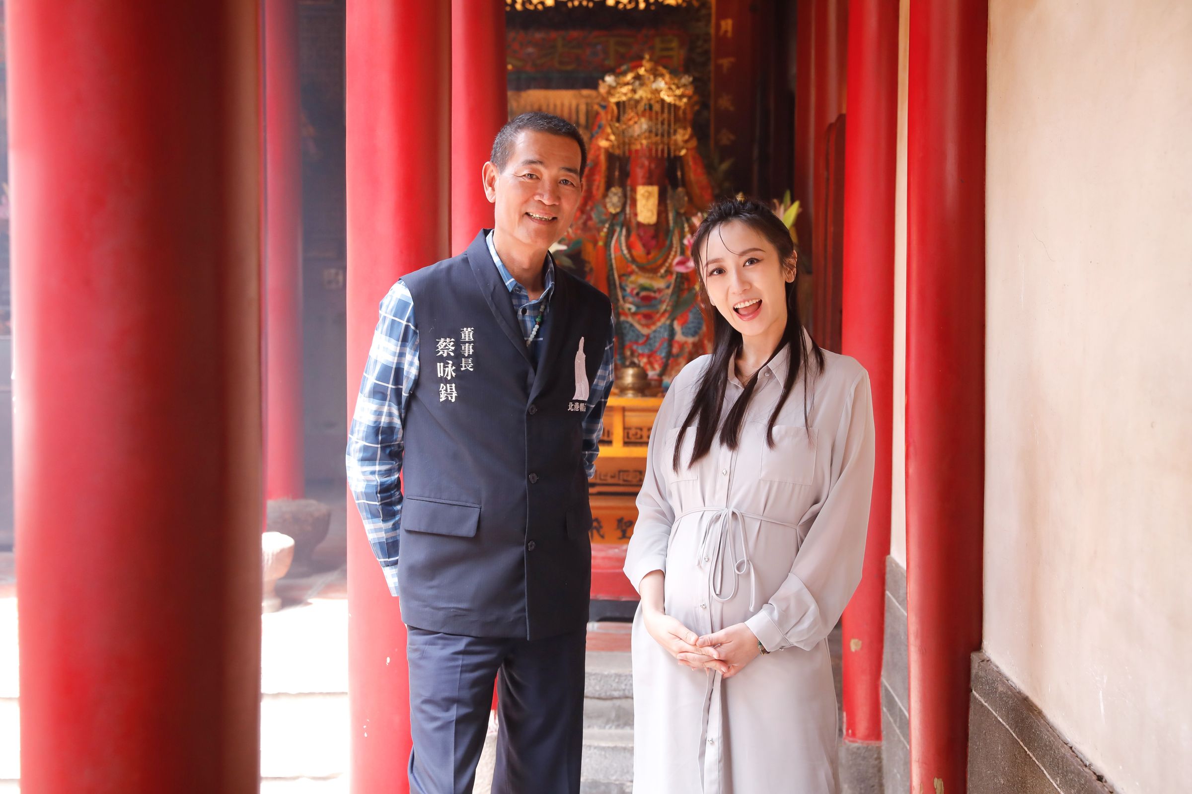 蔡允潔專程南下謝神，與北港朝天宮董事長合影。（鏡藝宏海提供）
