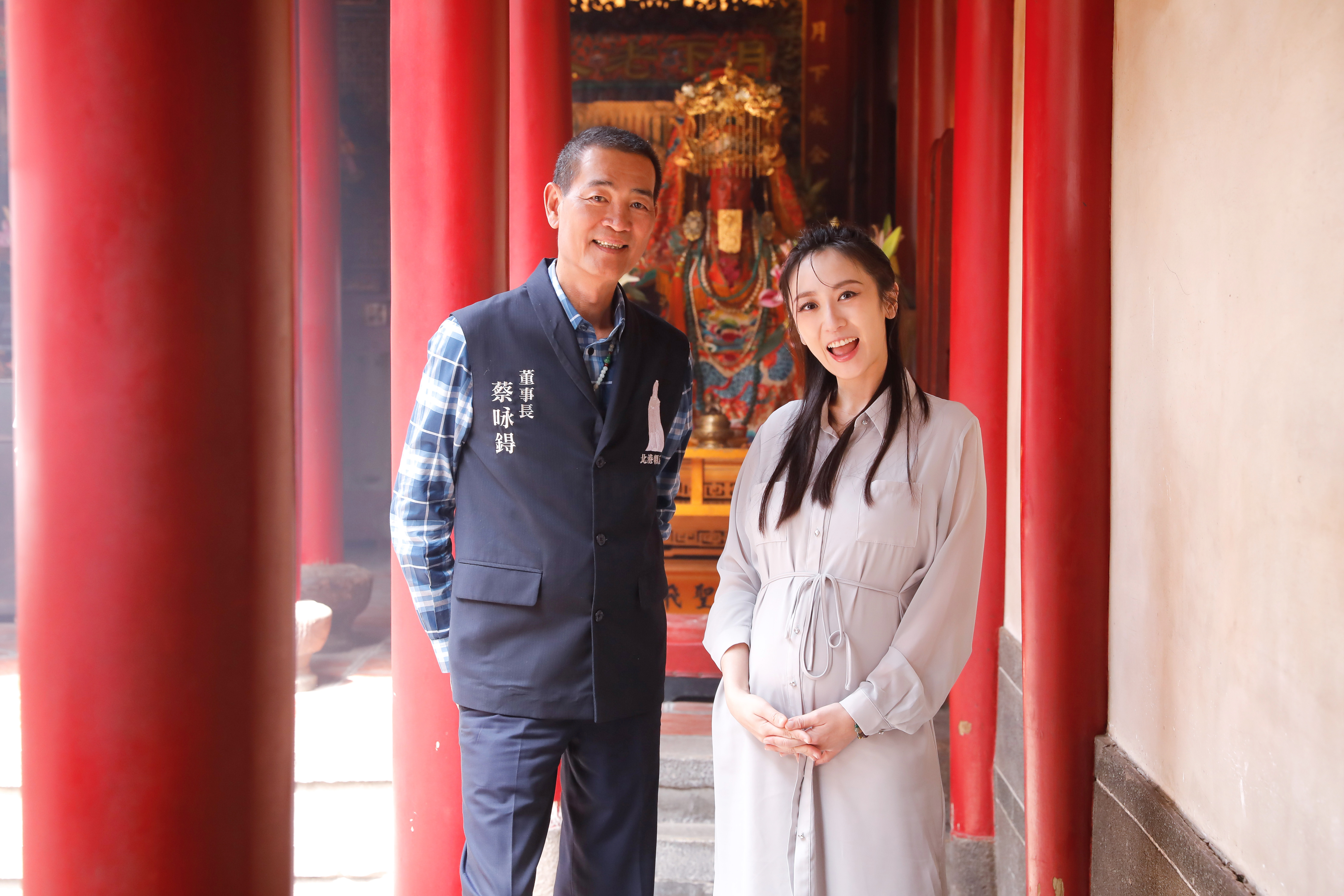 蔡允潔專程南下謝神,與北港朝天宮董事長合影。(鏡藝宏海提供)