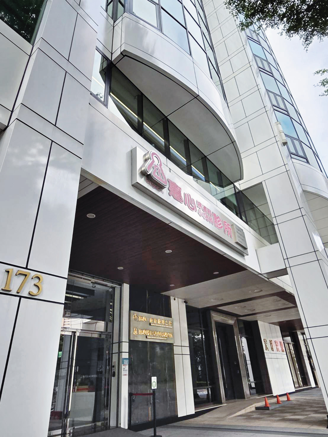 在新北市三重區的惠心診所醫師陳姿伶遭控術後在孕婦腹部遺留紗布涉及過失傷害，新北地檢署已分案調查中。