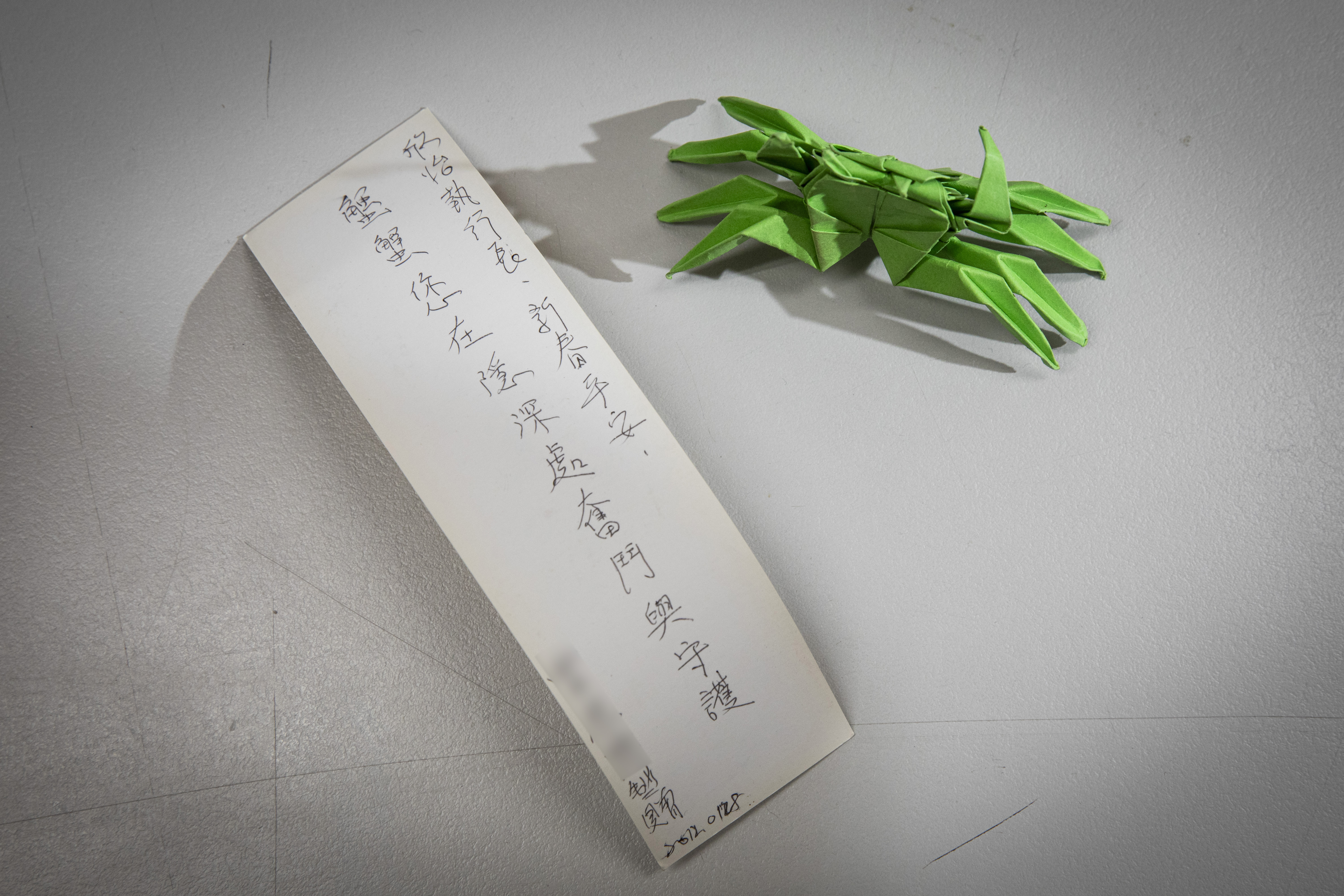 一名與林欣怡通信許久的死刑犯送她紙折的螃蟹表達謝意,對方在寄出禮物後不久便被執行死刑。