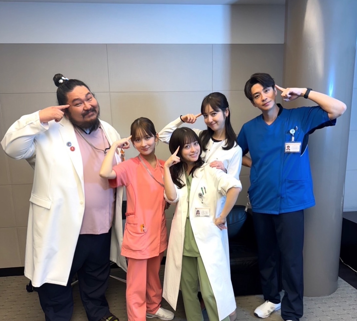 佐佐木希（右二）仍持續演藝工作，今年參與戲劇《天久鷹央的推理病歷表》演出。（翻攝佐佐木希IG）