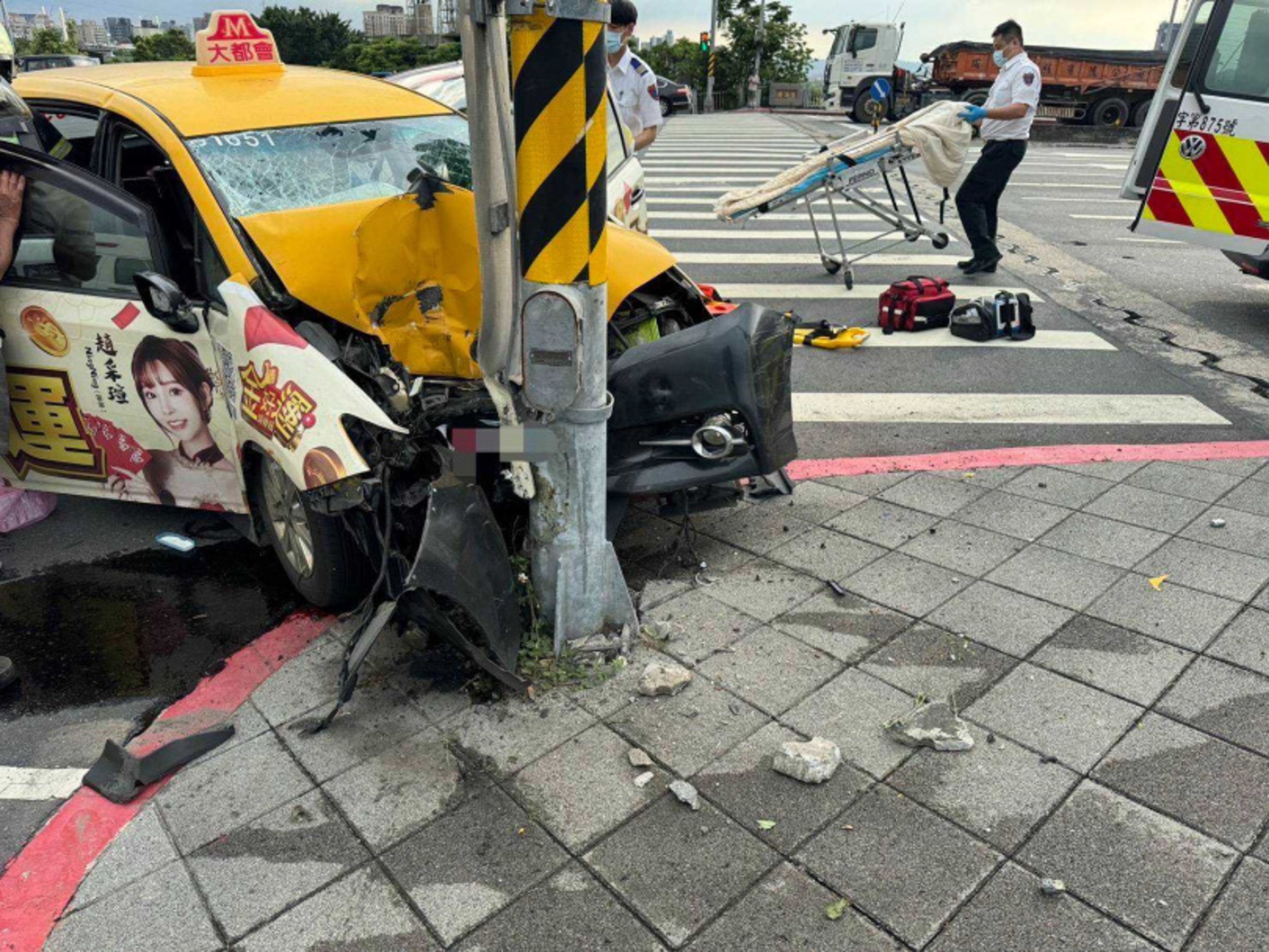 台北市兒童新樂園外今日下午發生計程車自撞車禍。（翻攝畫面）