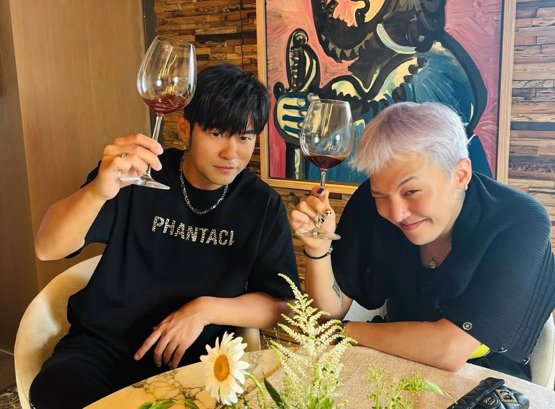 周杰倫跟GD舉杯慶祝。（翻攝周杰倫IG）