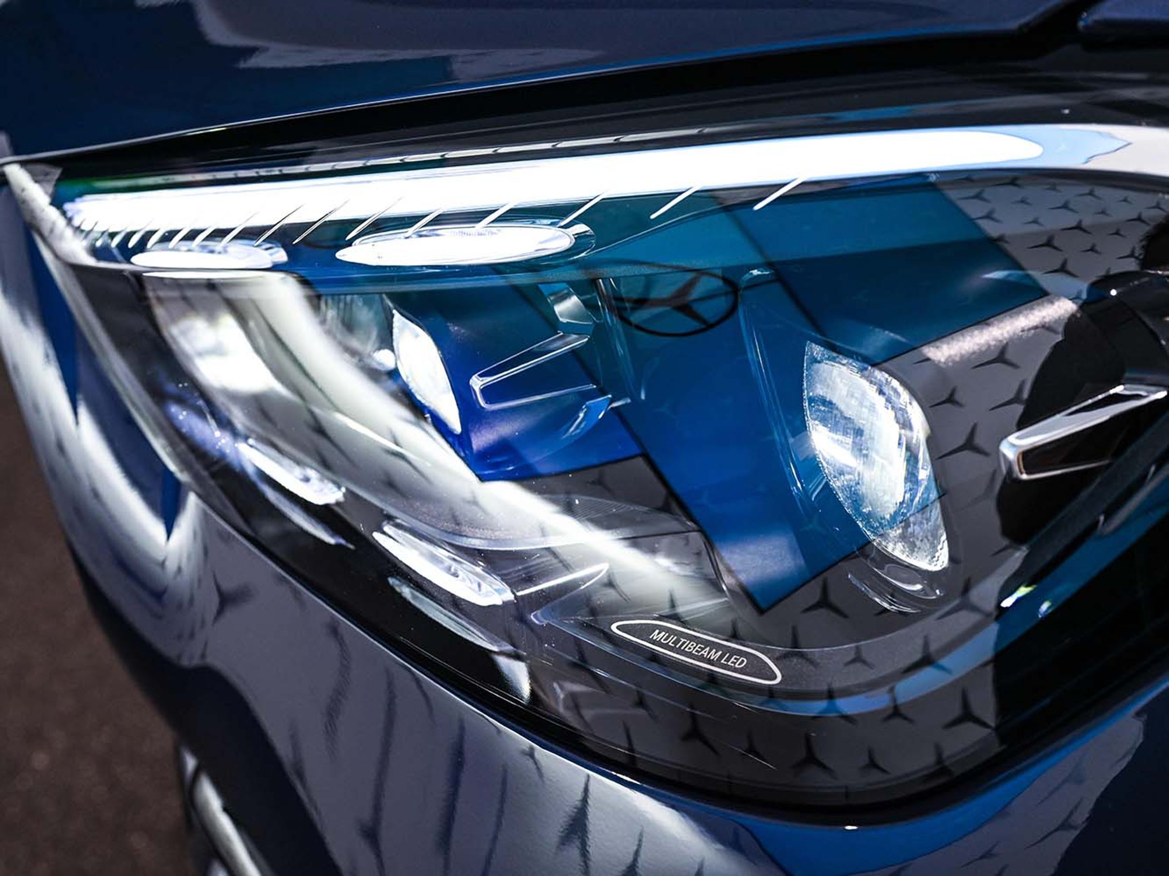 GLE星耀版全車系將標配多光束智慧型 LED 頭燈 。