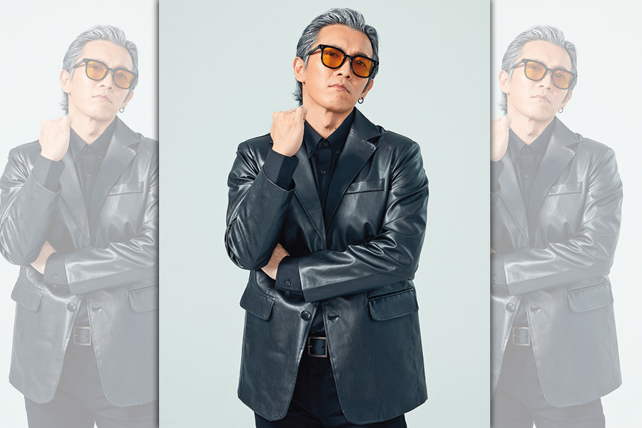 黃尚禾演出舞台劇《穿越門中門》，隨著故事時空推進，變換古今造型。（果陀劇場提供）