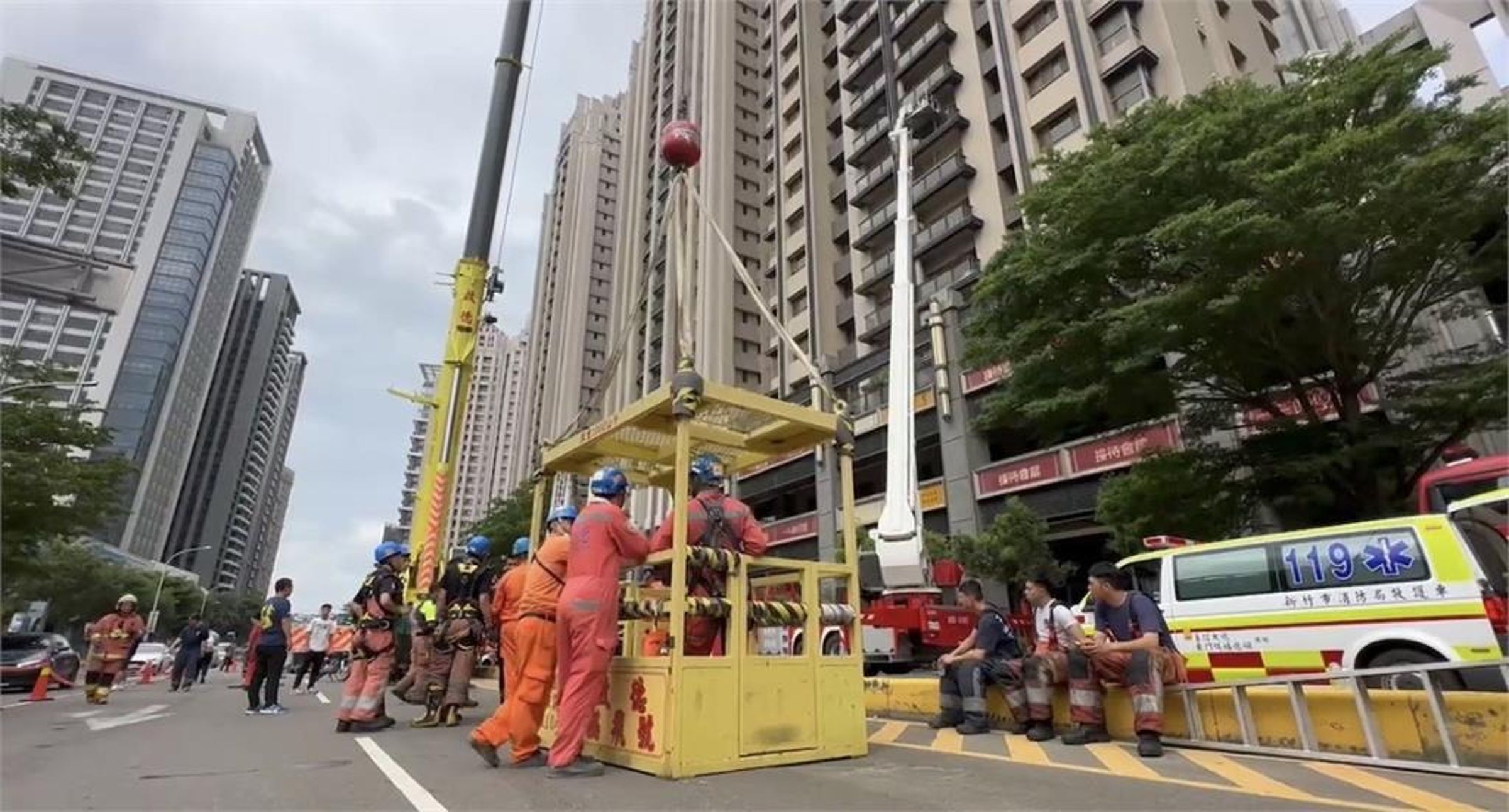 新竹市慈雲路豐邑晴空匯社區昨(26日)深夜發生大火,2名金山分隊的消防隊員2度衝入火場搜救,但疑因氣瓶氧氣耗盡不幸殉職。(翻攝畫面)