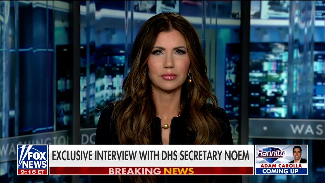 美國國土安全部長諾姆在沒提供任何證據下，就稱抗議活動是有組織且專業的操作，還表示民眾收錢參與抗議。（翻攝自YouTube@Fox News）