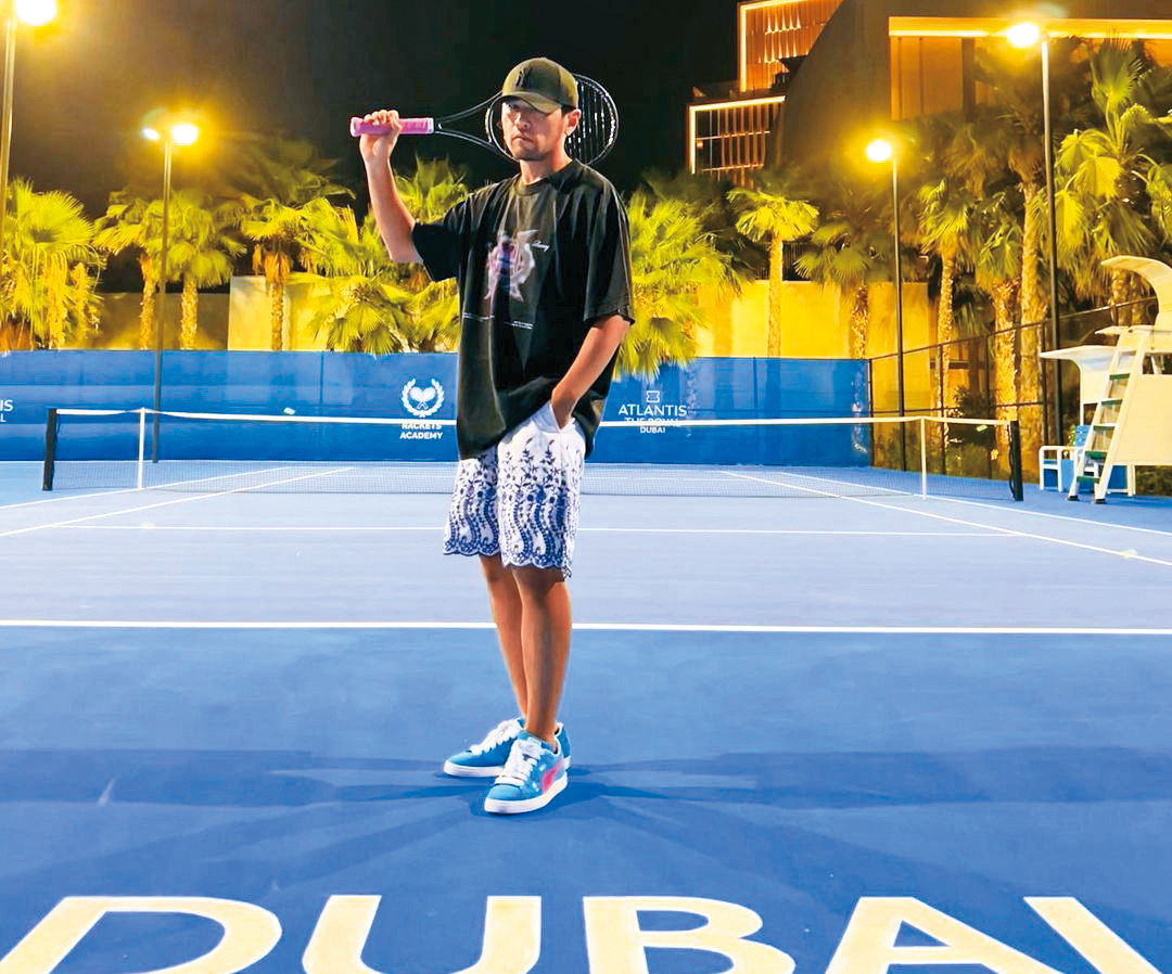 周杰倫瘋網球，就連飛到杜拜都要打一局。（翻攝自周杰倫臉書）