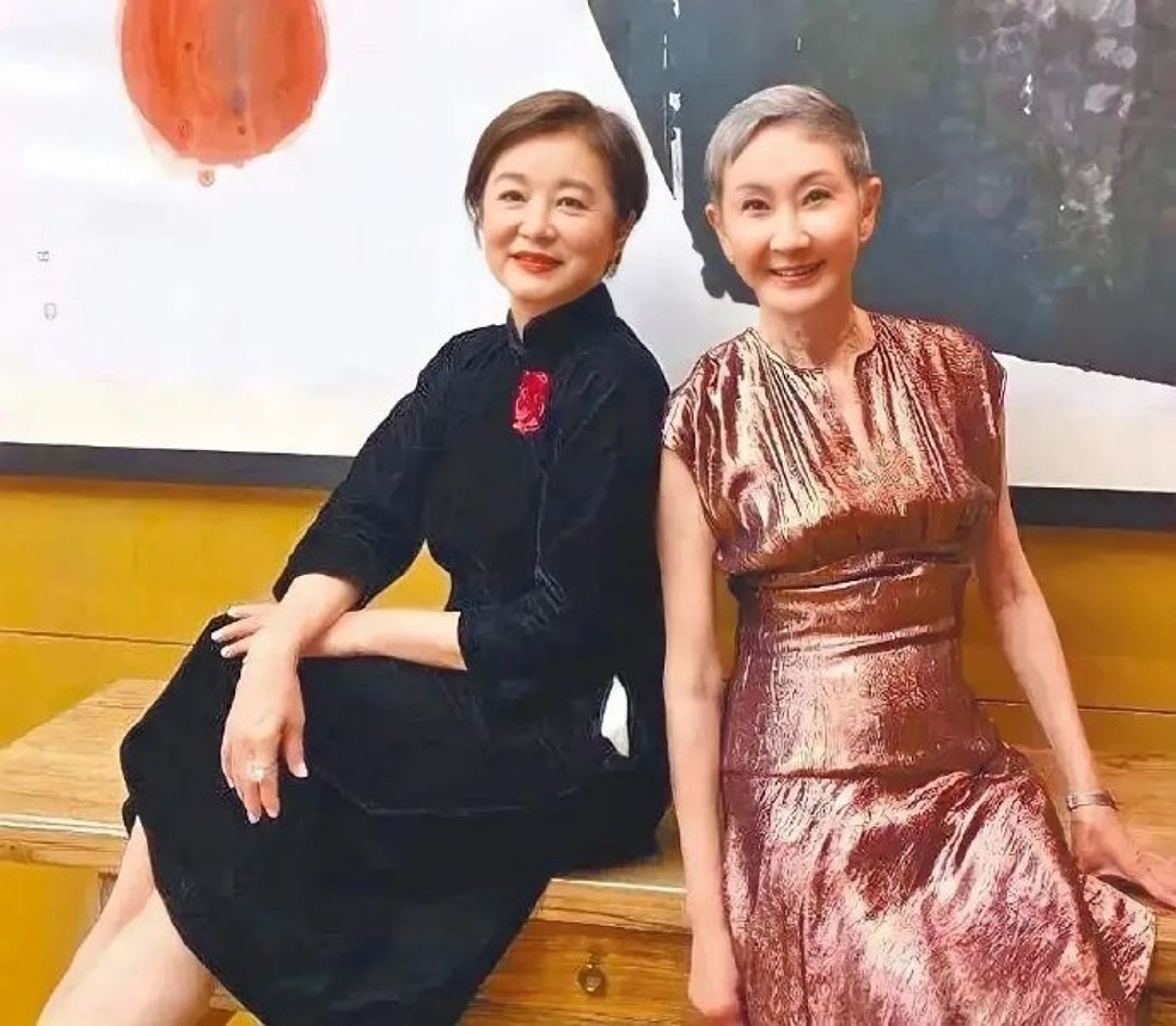 被公認是美女的林青霞,遇見施南生總覺得光芒被壓過,對方是「超級無敵女金剛」的存在。(微博圖片)