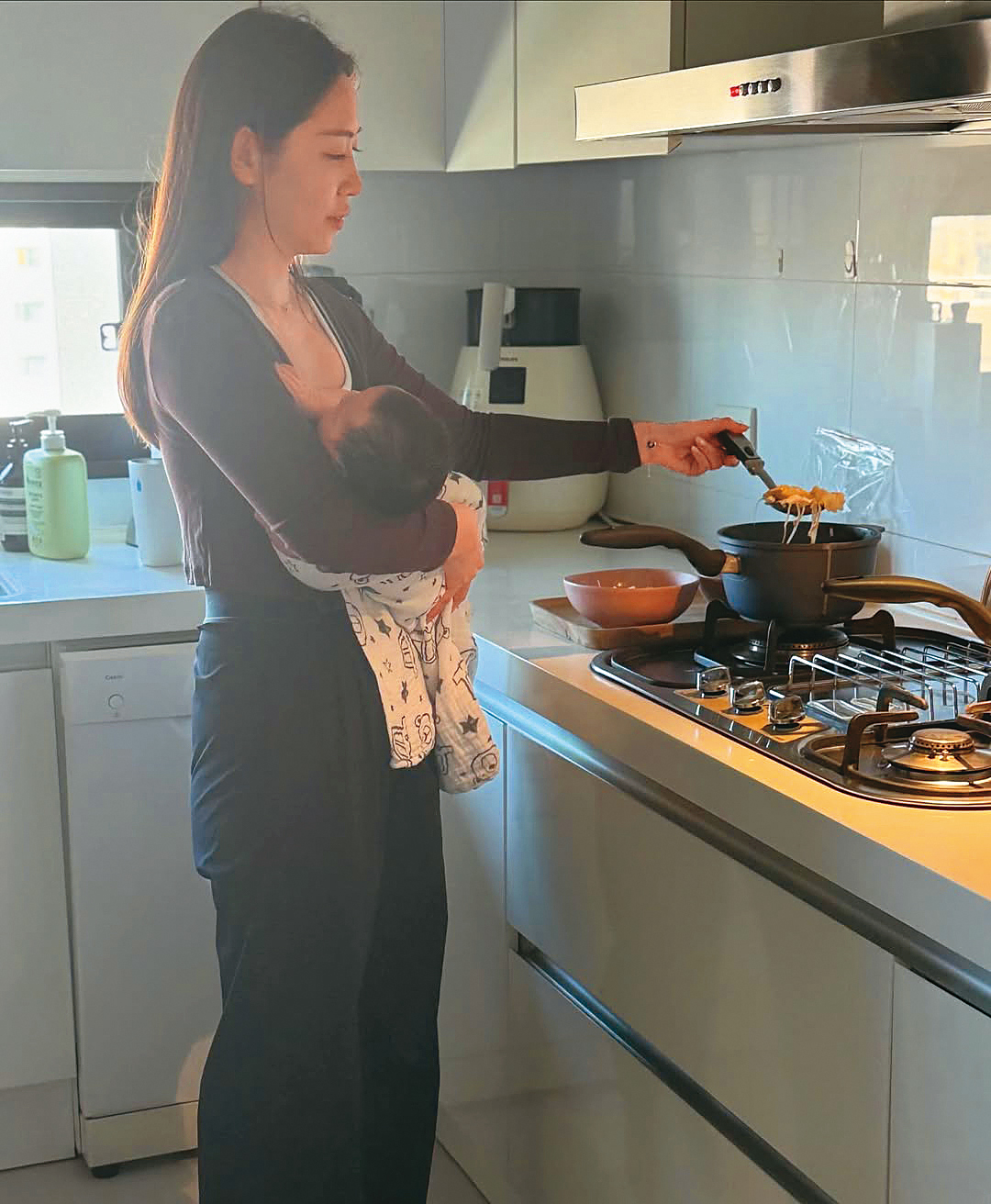 言言做什麼都要帶著寶貝「連踢踢」，我看真正黏TT的是妳吧？（指）（翻攝自劉品言IG）